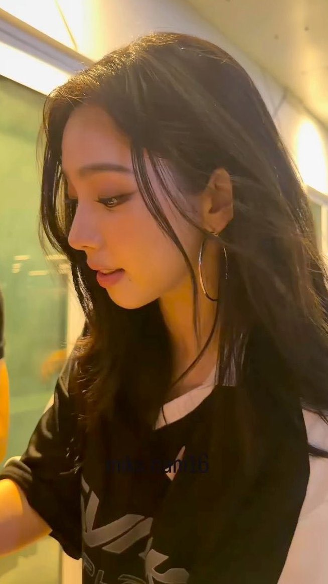 youuuumm's tweet photo. 여자옆태 여자폰카   미쳣다는말밖에않나옴 https://t.co/Eif7kTFJuH