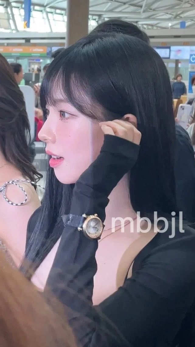 youuuumm's tweet photo. 여자옆태 여자폰카   미쳣다는말밖에않나옴 https://t.co/Eif7kTFJuH