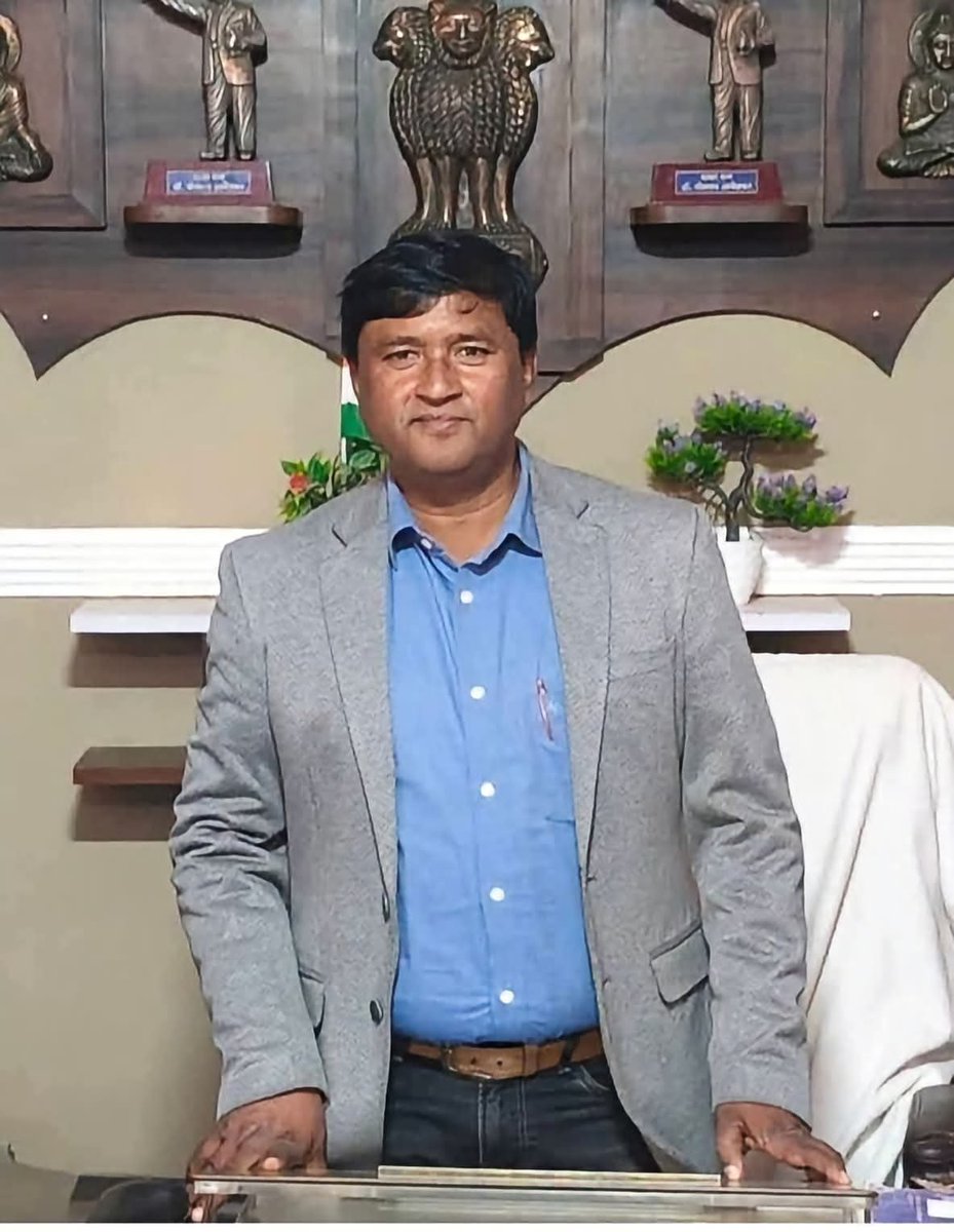 Deepak64549038's tweet photo. उच्च शिक्षा प्राप्त, गोल्ड मेडलिस्ट एवं कई अन्य सम्मान से सम्मानित, अति महत्वपूर्ण शिक्षक, विद्वान एवं समाजसेवी डॉ रामविलास भारती जी की स्मृति में ऐसी प्रतिमा उनके क्षेत्र के मुख्य मार्ग पर बननी चाहिए ताकि आते-जाते लोग उनकी प्रतिमा को देखकर उनसे प्रेरणा ले सके.🙏🙏
डॉ रामविलासजी https://t.co/GiGZzE1J6P