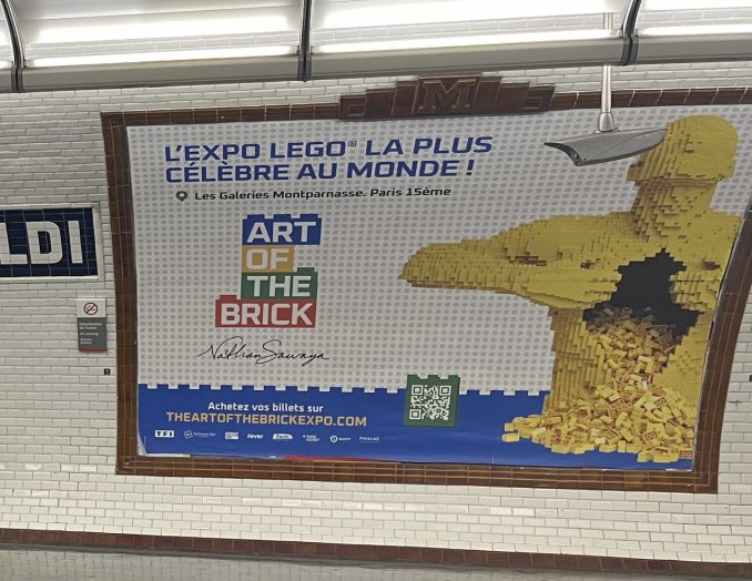 SPPEF's tweet photo. La @RATPgroup détruit désormais la station Garibaldi, dont l’originalité des faïences « années 40 » était pourtant soulignée par des panonceaux explicatifs… Ils détruiront toutes les faïences patrimoniales du métro parisien et le @MinistereCC ne fera rien. https://t.co/ls0W11NTl5