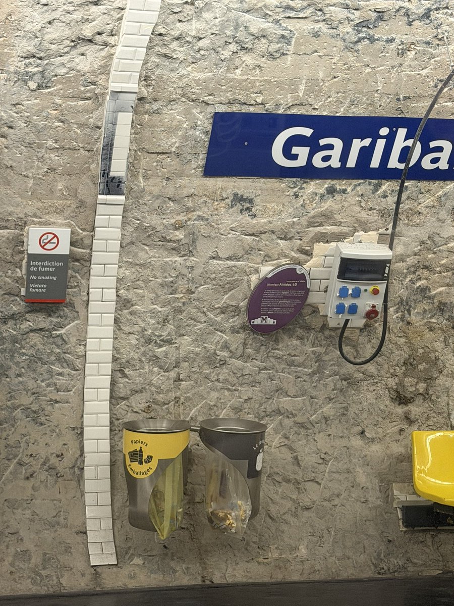 SPPEF's tweet photo. La @RATPgroup détruit désormais la station Garibaldi, dont l’originalité des faïences « années 40 » était pourtant soulignée par des panonceaux explicatifs… Ils détruiront toutes les faïences patrimoniales du métro parisien et le @MinistereCC ne fera rien. https://t.co/ls0W11NTl5