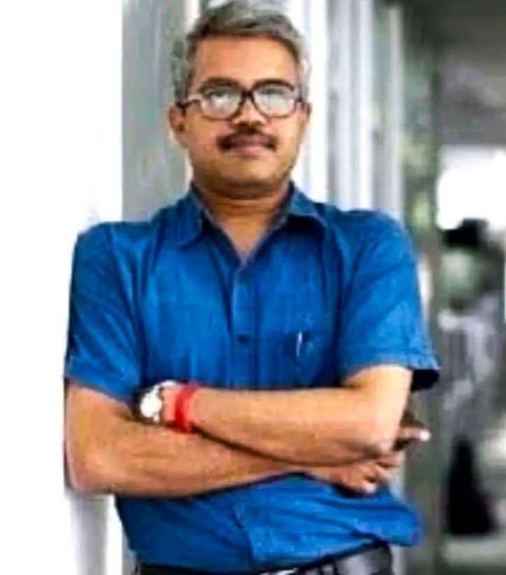 janardanmis's tweet photo. अब यह ना तो श्यामा प्रसाद मुखर्जी और दीनदयाल उपाध्याय का जनसंघ है! और ना ही अटल-आडवाणी का भाजपा है। नरेंद्र मोदी ने भाजपा को पूरी तरह से सवर्ण विरोधी और भीम मीम का हमदर्द पार्टी बना कर रख दिया है।

यह जो नीला शर्ट में व्यक्ति दिख रहा है आजकल बीजेपी का यह वैचारिक पिता है। आज भाजपा का आईडियोलॉजी वही है जो कल दिलीप मंडल का था। 
दिलीप मंडल ने बहुत गर्व से सोशल मीडिया पर लिखा था, मैं नहीं बदला भाजपा बदल गई है! 
मैं भाजपा के साथ इसीलिए आया क्योंकि भाजपा ने मेरे विचारों को आत्मसात किया है।"

इतना खुला सच देखने के बाद भी यदि सवर्ण इस सवर्ण विरोधी और घनघोर जातिवादी मोदी सरकार पर UGC और Scst एक्ट हटाने पर दबाव नहीं बनाते दो उनको भगवान भी नहीं बचा सकता ...