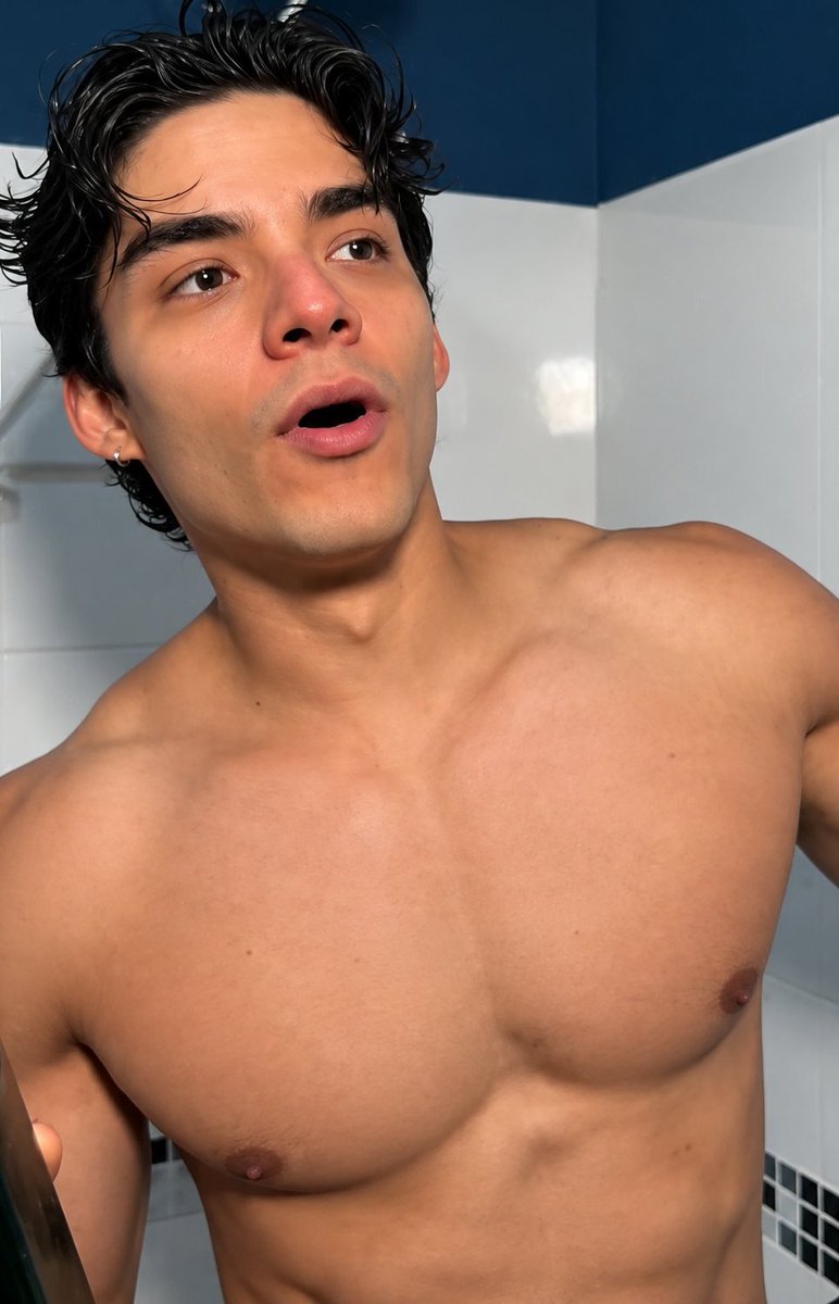 _XMENS_'s tweet photo. O peito e o braço enormes, só nao é maior que a minha vontade de *** pra ele toda noite https://t.co/NuRm8CjEEC