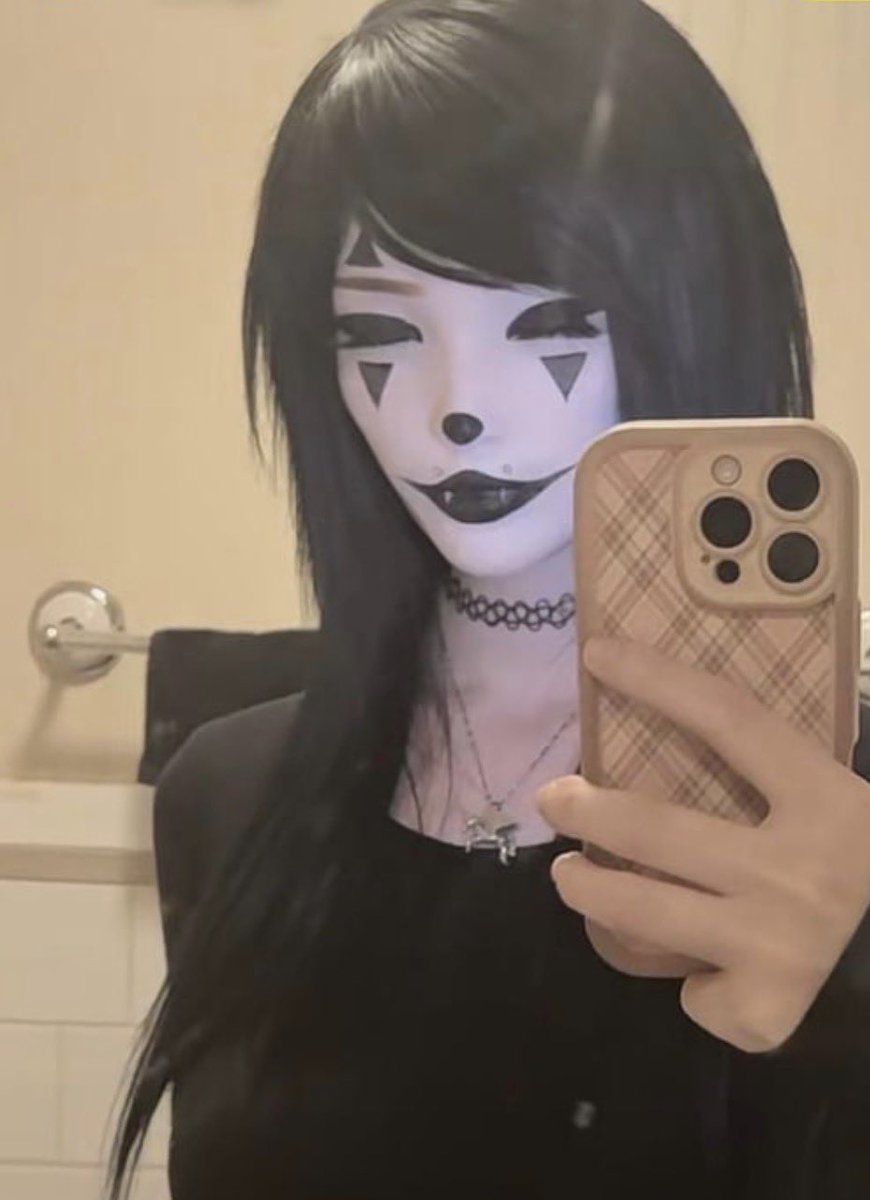 piercedpredtart's tweet photo. #sickndpretty ray is back, using snow app like always, trying her best to make everyone forget that she’s a racist predator… https://t.co/njSmeAlD08