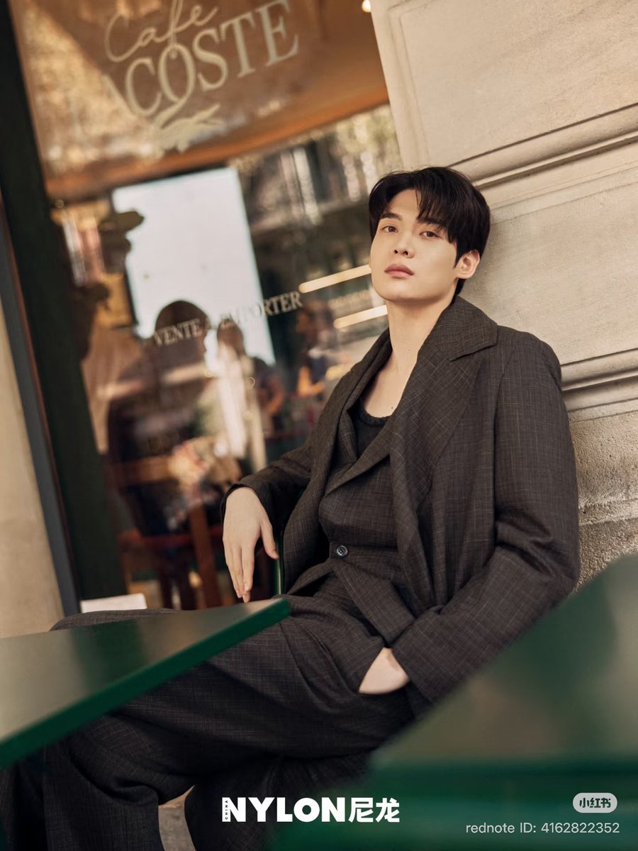 sg_919's tweet photo. Lacoste’s sporty-chic aesthetic combined with Kim Yoonsik’s sophisticated vibe is the collaboration I didn’t know I needed, but now I can’t get enough of. He looks so comfortable yet so breathtakingly gorgeous. 

KIMYOONSIK LACOSTE SS27
#KIMYOONSIKxLacoste
#YOONSIKPFWSS27 https://t.co/x8UIFPlK3i