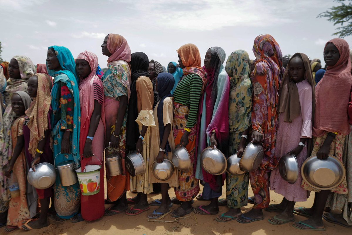 Ahmedbasherrr's tweet photo. السودان وقّع اتفاق تمويل تصديري مع بيلاروسيا لتمويل مشاريع زراعية وبنية تحتية، مع شريحة أولى تتجاوز 100 مليون دولار.

الاقتصاد محتاج مشاريع إنتاج حقيقية، مش بس حلول مؤقتة وكلام.

#السودان #اقتصادی https://t.co/Ufd39pCP5R