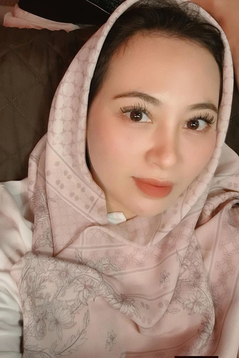 BundaMeiSarah's tweet photo. Santai menikmati hidup, tanpa beban, dan selalu terbuka buat brondong single yang berani ajak ngopi. Drop Umur + Status + Domisili kalian di bawah, nanti yang bikin salfok bunda DM! 💥 https://t.co/zb5b1ZbWgw