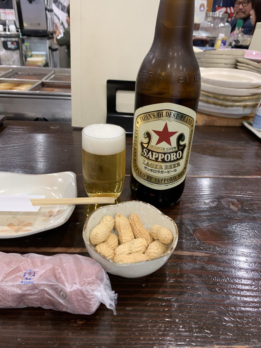 beer_tomara9's tweet photo. 久しぶりに1人で昼飲み♪
初めて島根のお酒、"西田"って言ったっけか🍶
味わい深いですね⤴️

涼しくなって、おでんが沁みます😊

おつくりのわさびは取り皿に確保してツマミとしてキープする貧乏くさい人は私です。
すみません。
#晩酌
#1人飲み
#日本酒 https://t.co/YOFxWO4FNa