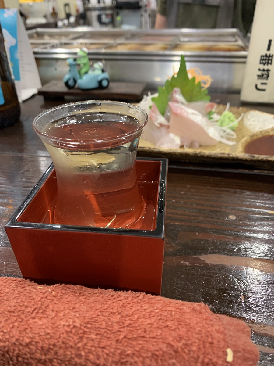 beer_tomara9's tweet photo. 久しぶりに1人で昼飲み♪
初めて島根のお酒、"西田"って言ったっけか🍶
味わい深いですね⤴️

涼しくなって、おでんが沁みます😊

おつくりのわさびは取り皿に確保してツマミとしてキープする貧乏くさい人は私です。
すみません。
#晩酌
#1人飲み
#日本酒 https://t.co/YOFxWO4FNa