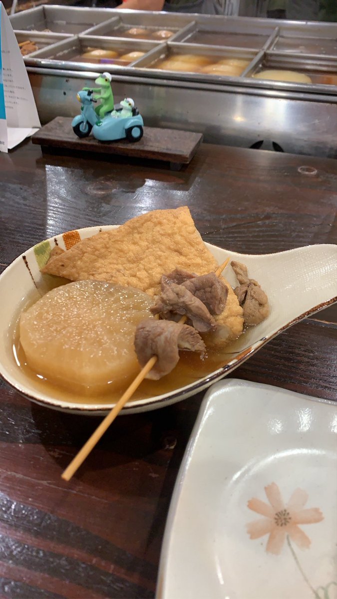 beer_tomara9's tweet photo. 久しぶりに1人で昼飲み♪
初めて島根のお酒、"西田"って言ったっけか🍶
味わい深いですね⤴️

涼しくなって、おでんが沁みます😊

おつくりのわさびは取り皿に確保してツマミとしてキープする貧乏くさい人は私です。
すみません。
#晩酌
#1人飲み
#日本酒 https://t.co/YOFxWO4FNa