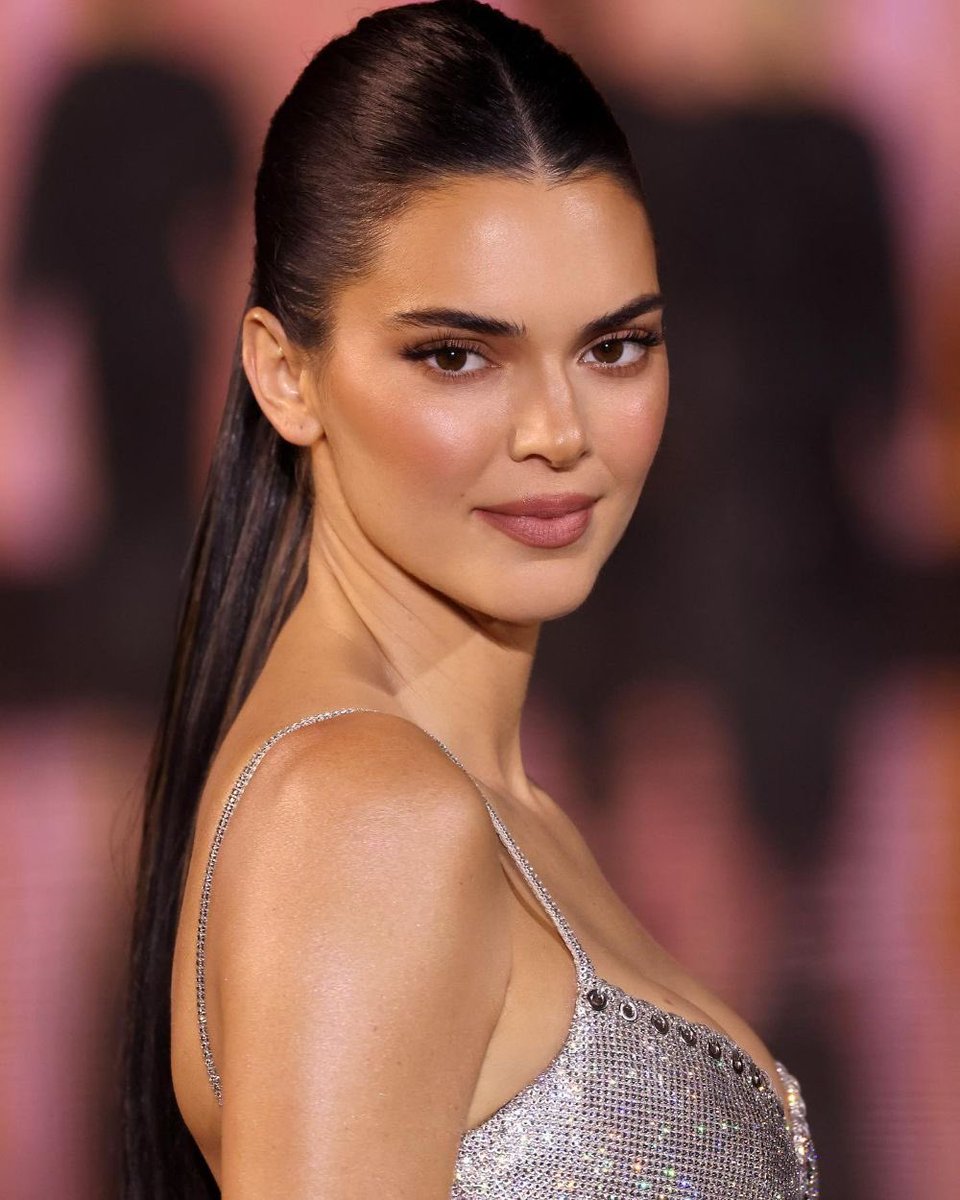 yslgirlx's tweet photo. Kendall jenner https://t.co/YJ6kf6G5nr