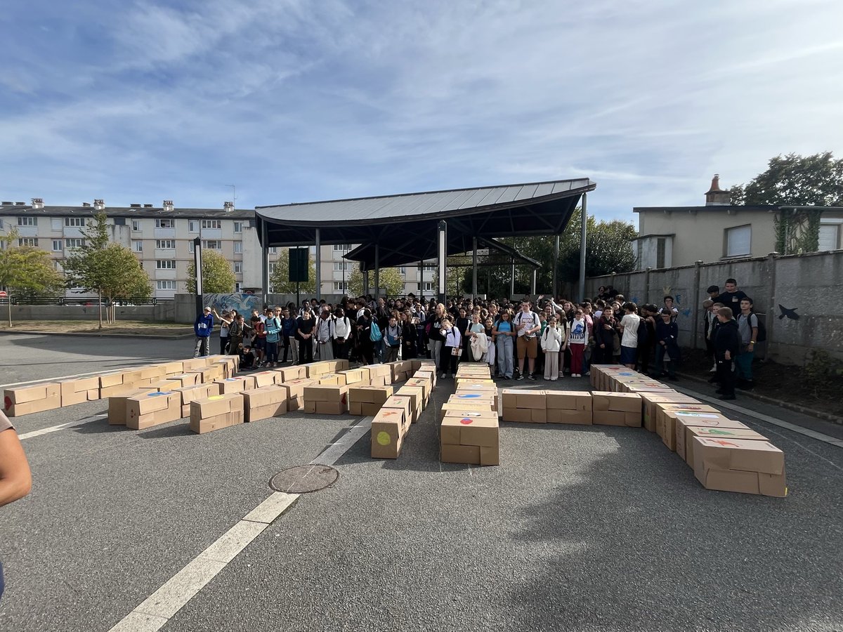 clgstexupery61's tweet photo. Dans le cadre des parcours éducatifs, notre première journée parcours s’est déroulée ce vendredi 2 octobre.
Une journée dédiée à la citoyenneté, au climat scolaire, à la prévention contre le harcèlement et aux compétences psychosociales qui a mobilisé l’ensemble des personnels. https://t.co/tCAFPLNHdC