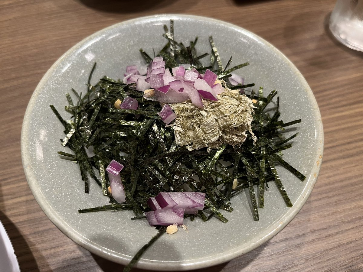 danmame's tweet photo. 三越前・Homemade Ramen 麦苗室町
「地鶏塩らあめん」
「大森名物〆の海苔御飯」
やっと基本メニュー4種コンプ。
圧倒的鶏感。
ちょっとオイリーだったかな？
海苔御飯の海苔が旨い！

土曜日18時過ぎ、大盛況。

こちらも人の動きありました。 https://t.co/VfPd8jvWXv