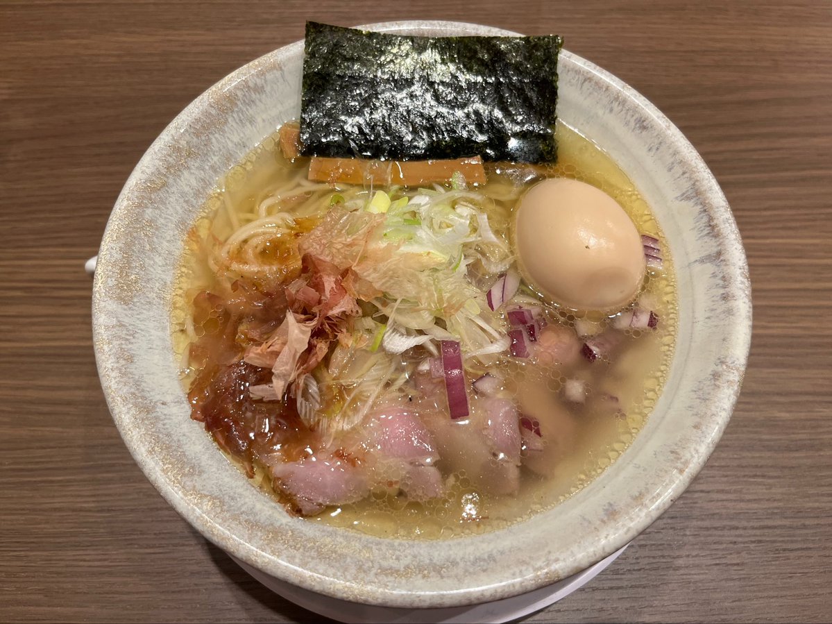 danmame's tweet photo. 三越前・Homemade Ramen 麦苗室町
「地鶏塩らあめん」
「大森名物〆の海苔御飯」
やっと基本メニュー4種コンプ。
圧倒的鶏感。
ちょっとオイリーだったかな？
海苔御飯の海苔が旨い！

土曜日18時過ぎ、大盛況。

こちらも人の動きありました。 https://t.co/VfPd8jvWXv
