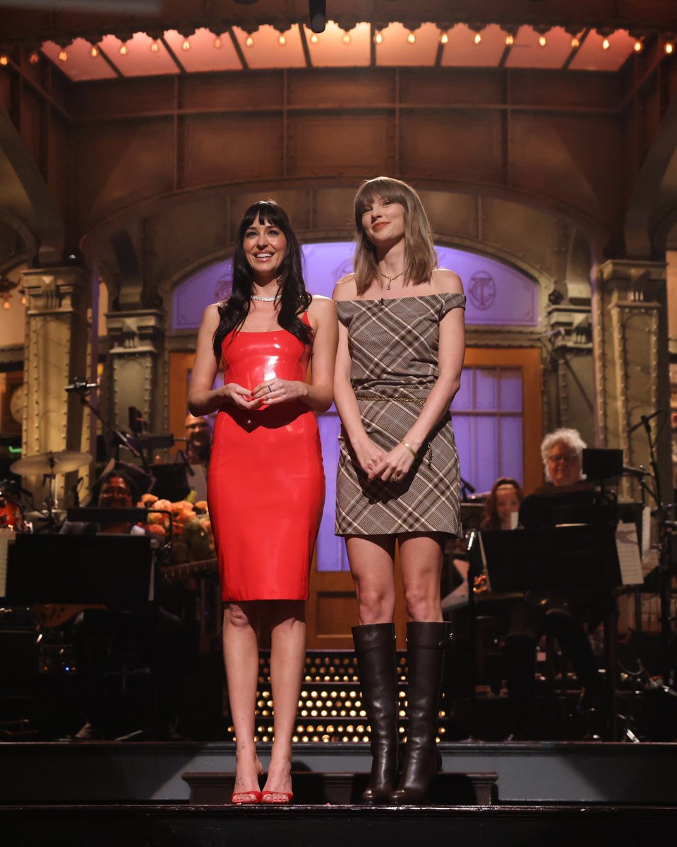 TSTheErasTour's tweet photo. Taylor Swift makes a surprise appearance during Dakota Johnson’s SNL https://t.co/hVsFXNtNG5