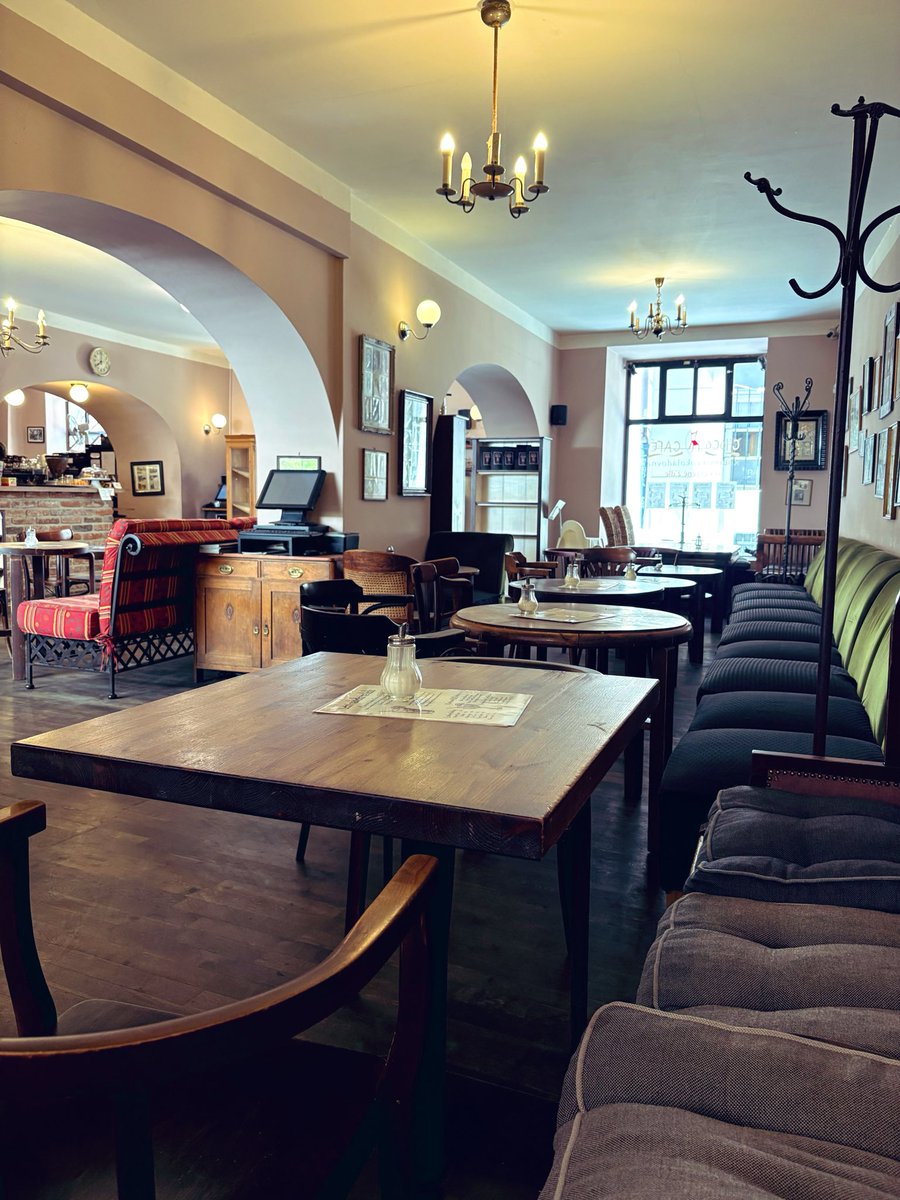 syoku2tabigohan's tweet photo. 🇨🇿プラハ旅行記No.3

☕️Choco Cafe

木枠のドアやシャンデリアが素敵で、ヨーロッパの古いお家にお邪魔したような落ち着く空間。

ドリンクもケーキも思った以上にビターで求めていた味とは違いましたが、雰囲気が良くて店員さんもとても親切でした😊

#プラハ https://t.co/13pWzWM2ZW