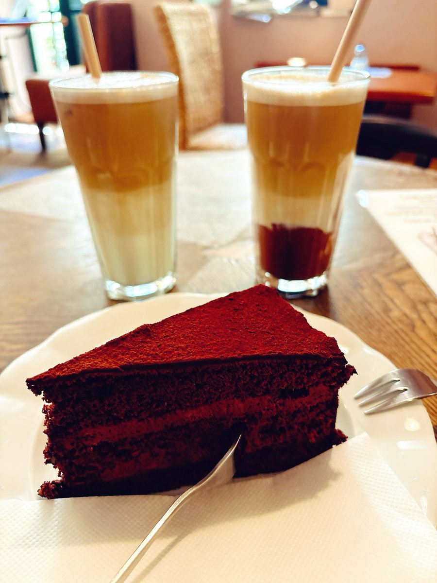 syoku2tabigohan's tweet photo. 🇨🇿プラハ旅行記No.3

☕️Choco Cafe

木枠のドアやシャンデリアが素敵で、ヨーロッパの古いお家にお邪魔したような落ち着く空間。

ドリンクもケーキも思った以上にビターで求めていた味とは違いましたが、雰囲気が良くて店員さんもとても親切でした😊

#プラハ https://t.co/13pWzWM2ZW