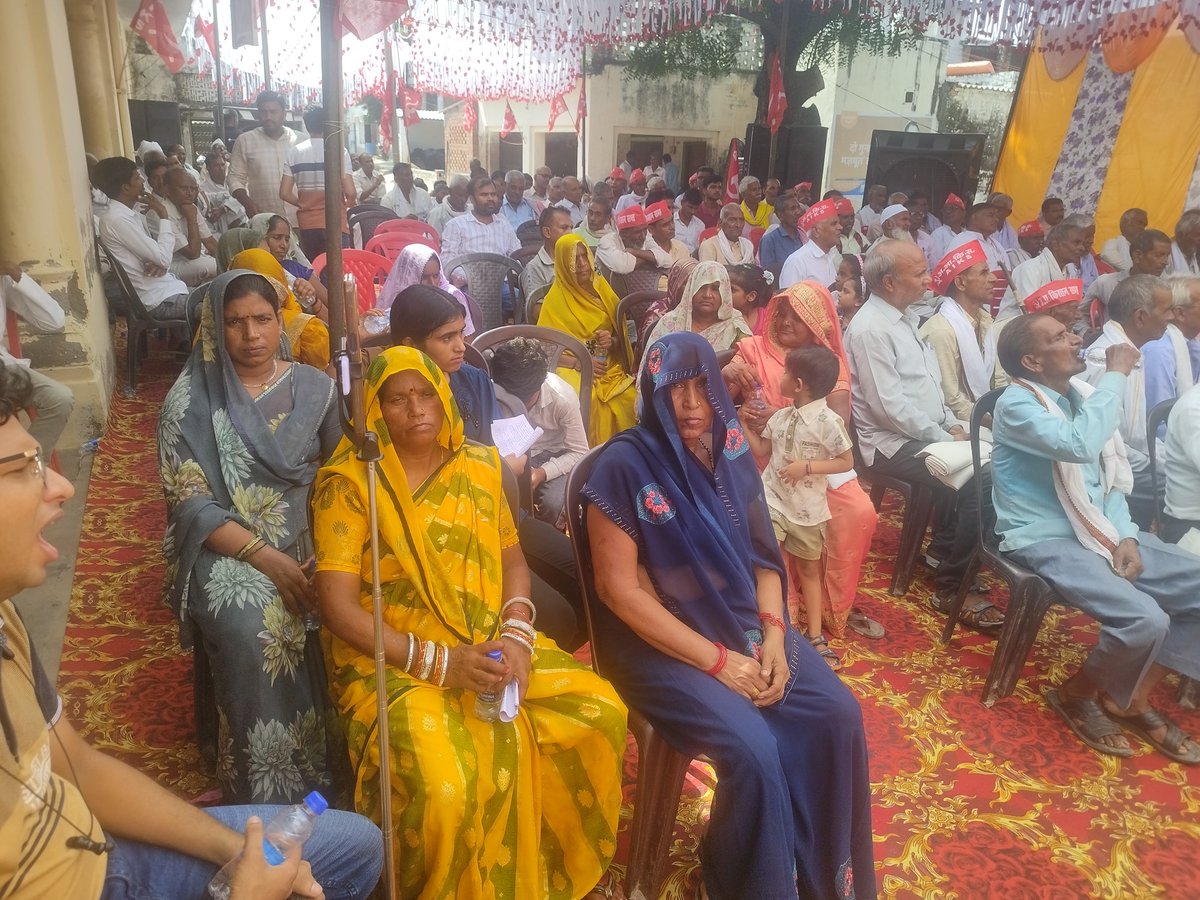 Digambe65913583's tweet photo. धान उत्पादक किसानों का राज्य स्तरीय सम्मेलन नगला वरी जिला इटावा उ प्र में शुरू हुआ. कामरेड पी कृष्णा प्रसाद ने सम्मेलन का उदघाटन किया. धान का न्यूनतम मूल्य बासमती का 5000₹ औऱ सामान्य धान का एमएसपी 3150₹ प्रति कुंतल घोषित होनी चाहिए औऱ एमएसपी पर खरीद की गारंटी का क़ानून बनाओ https://t.co/l9ezSYvdjx