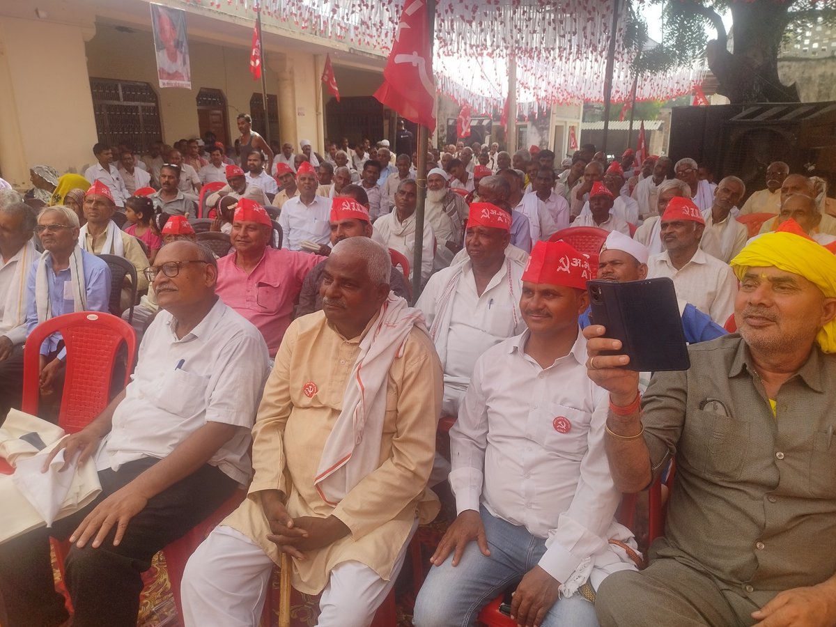 Digambe65913583's tweet photo. धान उत्पादक किसानों का राज्य स्तरीय सम्मेलन नगला वरी जिला इटावा उ प्र में शुरू हुआ. कामरेड पी कृष्णा प्रसाद ने सम्मेलन का उदघाटन किया. धान का न्यूनतम मूल्य बासमती का 5000₹ औऱ सामान्य धान का एमएसपी 3150₹ प्रति कुंतल घोषित होनी चाहिए औऱ एमएसपी पर खरीद की गारंटी का क़ानून बनाओ https://t.co/l9ezSYvdjx