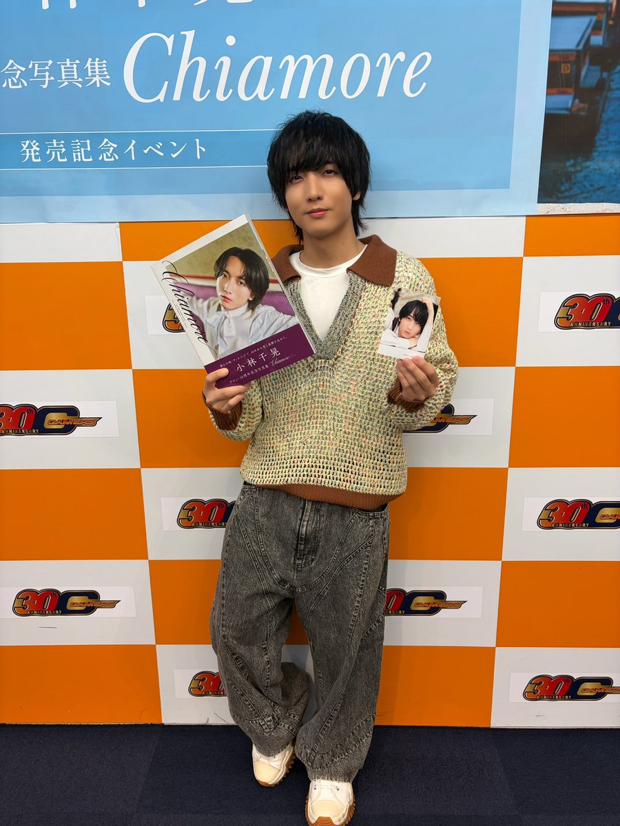 TVguidePERSON's tweet photo. 【「小林千晃デビュー10周年記念写真集 Chiamore」好評発売中】 #小林千晃 さん(@Chichichiakik)写真集発売記念イベント初日が無事終了！お越しいただいた皆様ありがとうございました。また10/19(月)より写真集のアザーカットを使ったラッフルくじも販売するのでお楽しみに！#小林千晃写真集チアモーレ https://t.co/bOcAL04ur5