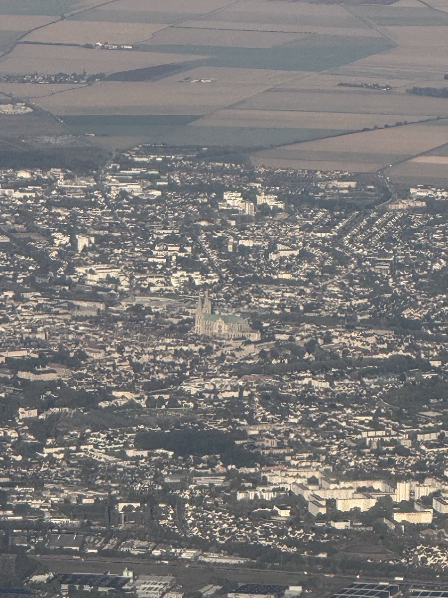 DamienRieu's tweet photo. En rentrant de Ceuta, j’ai survolé Chartres. Incroyable à quel point nos cathédrales restent encore aujourd’hui des vaisseaux de gloire et d’histoire qui dominent nos villes. 
Rien ne les dépasse. https://t.co/kw4QWN7RVI