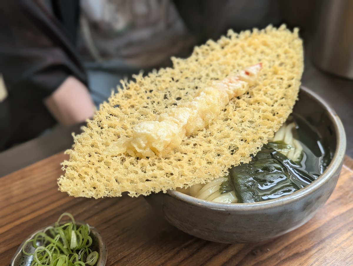 ArturGalata's tweet photo. 香川県で海老天うどん頼んだら、私の知らない何かがでてきたんですが、なにごとでござんすかっ！！！！！！ https://t.co/OgWYITBWUM