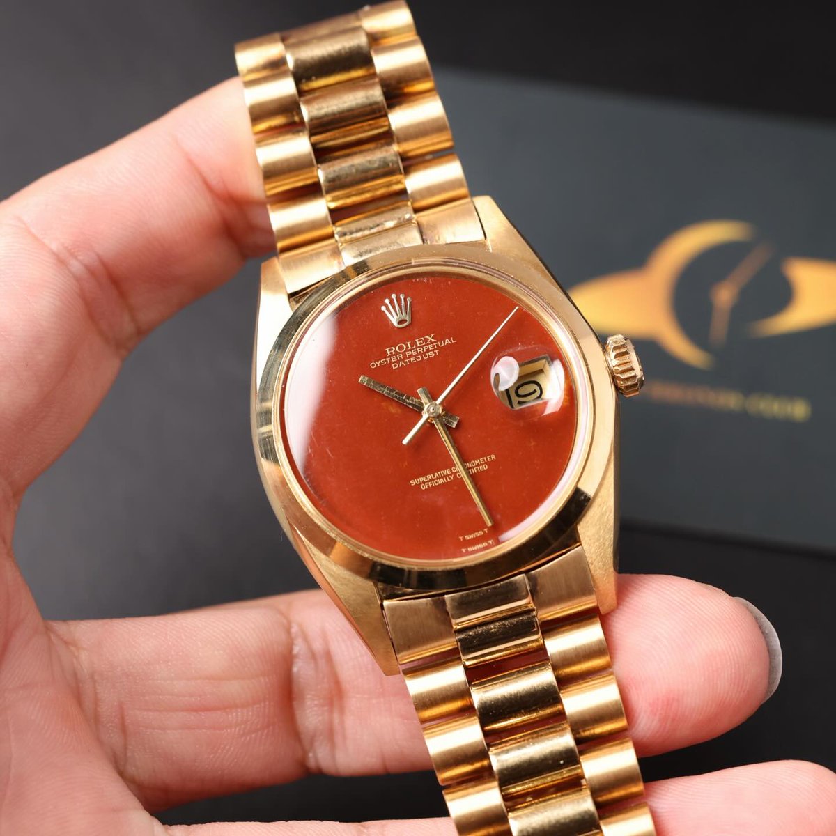 ManZonex's tweet photo. Vintage Rolex Datejust Ref. 1600 ”Carnelian“
Model:Rolex Datejust Reference 1600 in 18k yellow gold (36mm / Smooth Bezel / Acrylic Crystal era) https://t.co/3BWvhkn7MW