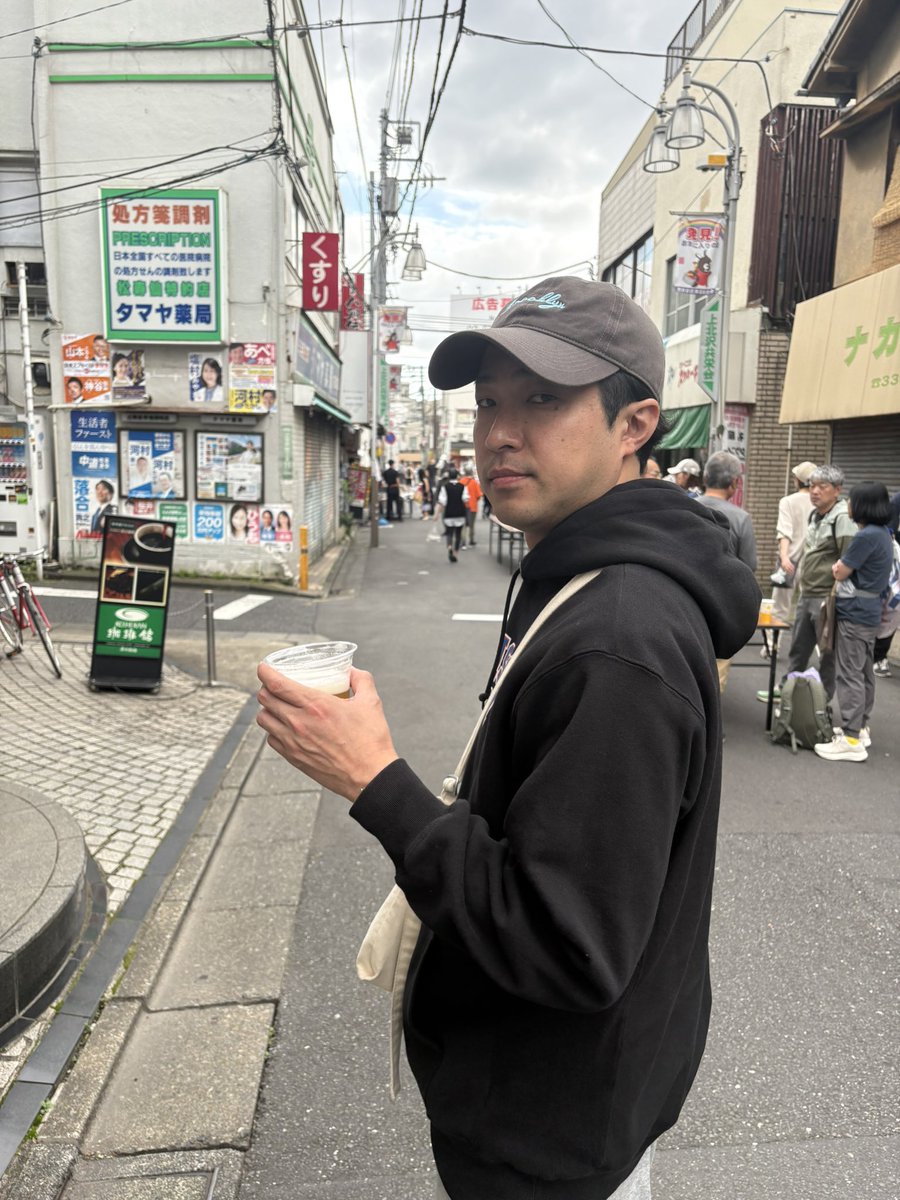 Aituwa53's tweet photo. 上北沢の商店街のお祭りで出店の店員さんに「マユリカ好きなんですね！私も大好きです！」と言われて「いや好きって言うか、、、大好きです」と答えた夕方 https://t.co/WzTjwgdO0y