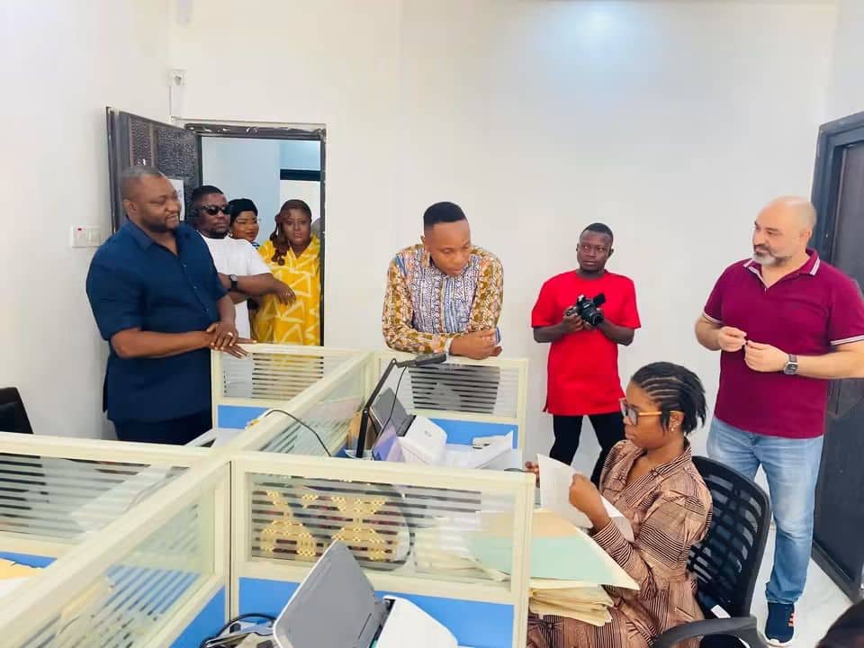 NIB_SL's tweet photo. NIB presented its One-Stop Digital Business Services Platform to Chief Minister Dr. David Moinina Sengeh, who commended it as a strong public-sector reform. The platform enables online business registration and  access to other corporate services. https://t.co/xnEdI2R1H9