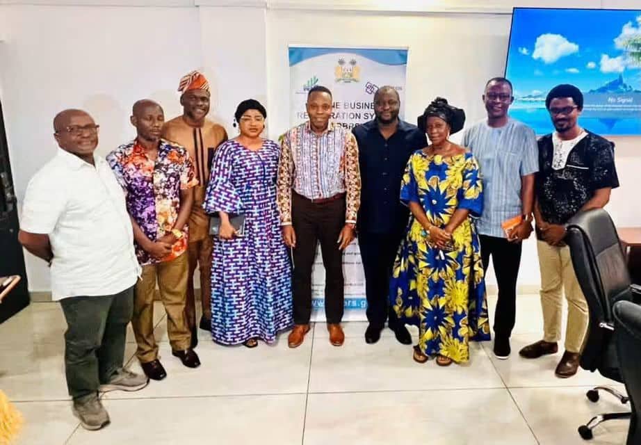 NIB_SL's tweet photo. NIB presented its One-Stop Digital Business Services Platform to Chief Minister Dr. David Moinina Sengeh, who commended it as a strong public-sector reform. The platform enables online business registration and  access to other corporate services. https://t.co/xnEdI2R1H9