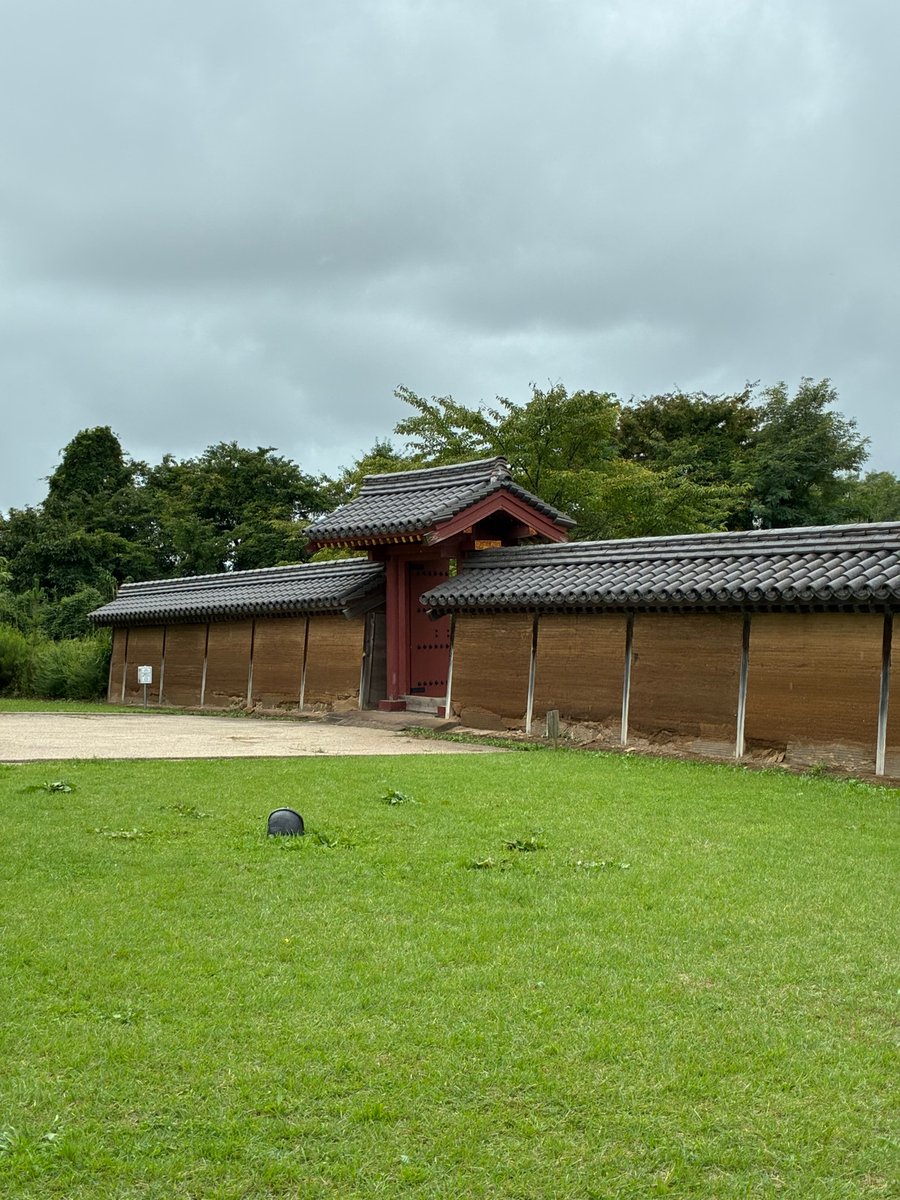 miger_one's tweet photo. 続１００名城の秋田城！      
秋田新幹線の秋田駅から秋田中央交通バスに乗って秋田城跡歴史資料館前で下車です。      
政庁東門と政庁第１期の模型です。 https://t.co/r9PLecqQGn