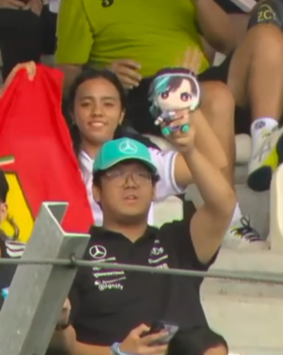 ShichuVT's tweet photo. I HAD TO DO A DOUBLE TAKE IS THAT A CHIHAYA PLUSH AT F1 ?!?! 
#輪堂千速 https://t.co/fjNWMhIhe1