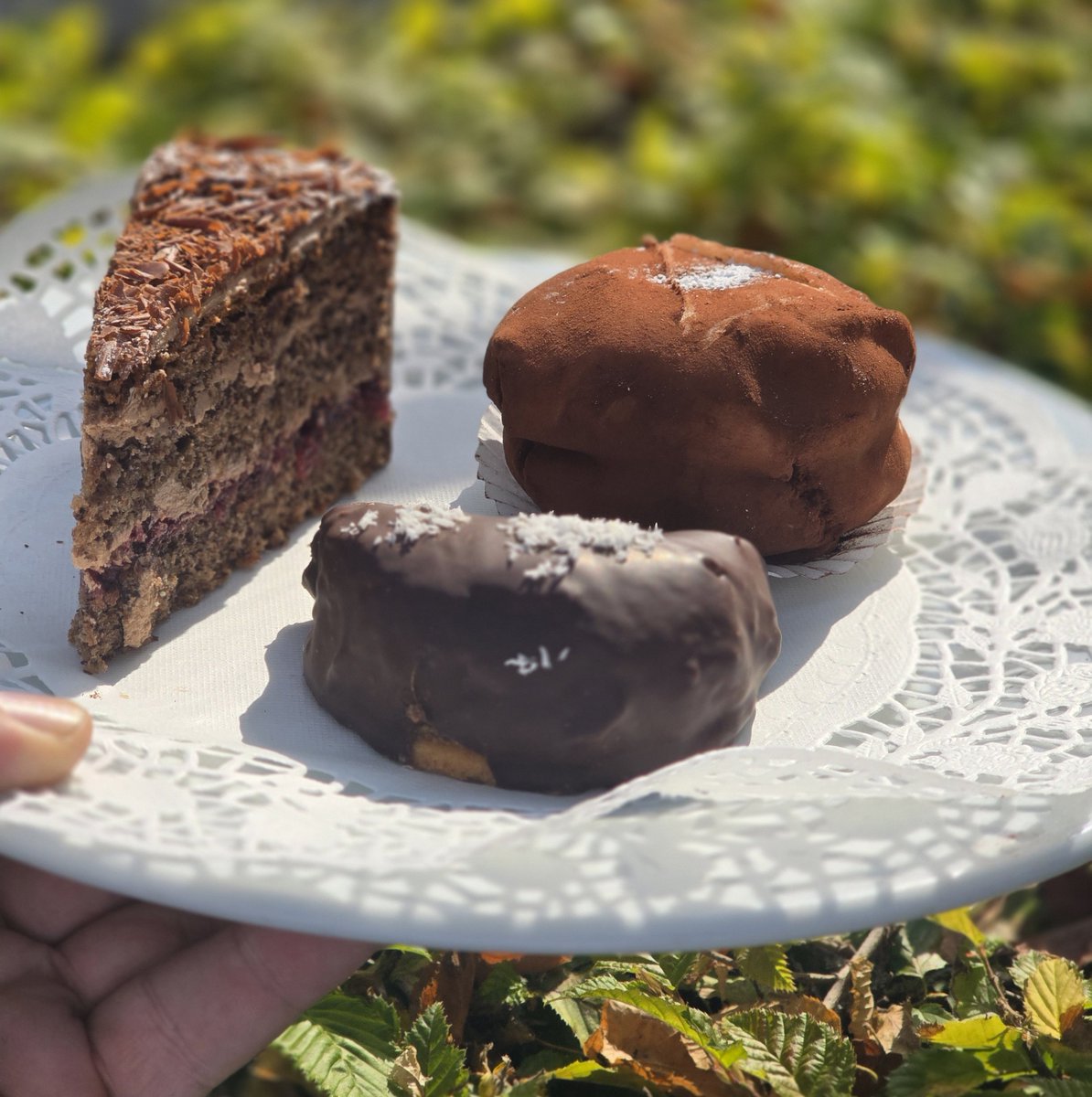 Hotel_Perslak's tweet photo. 🇨🇿 Milí hosté, těšíme se na vás dnes na oběd od 11:30. Zastavte se u nás ale také odpoledne na kávu a něco sladkého! ☕🍰
Dnes si můžete pochutnat na čokoládovo-mandlovém dortu s brusinkami z cukrárny Müssauer, punčovém rohlíčku s čokoládou nebo na tradičním marcipánovém brambor https://t.co/71BFHOM8fi