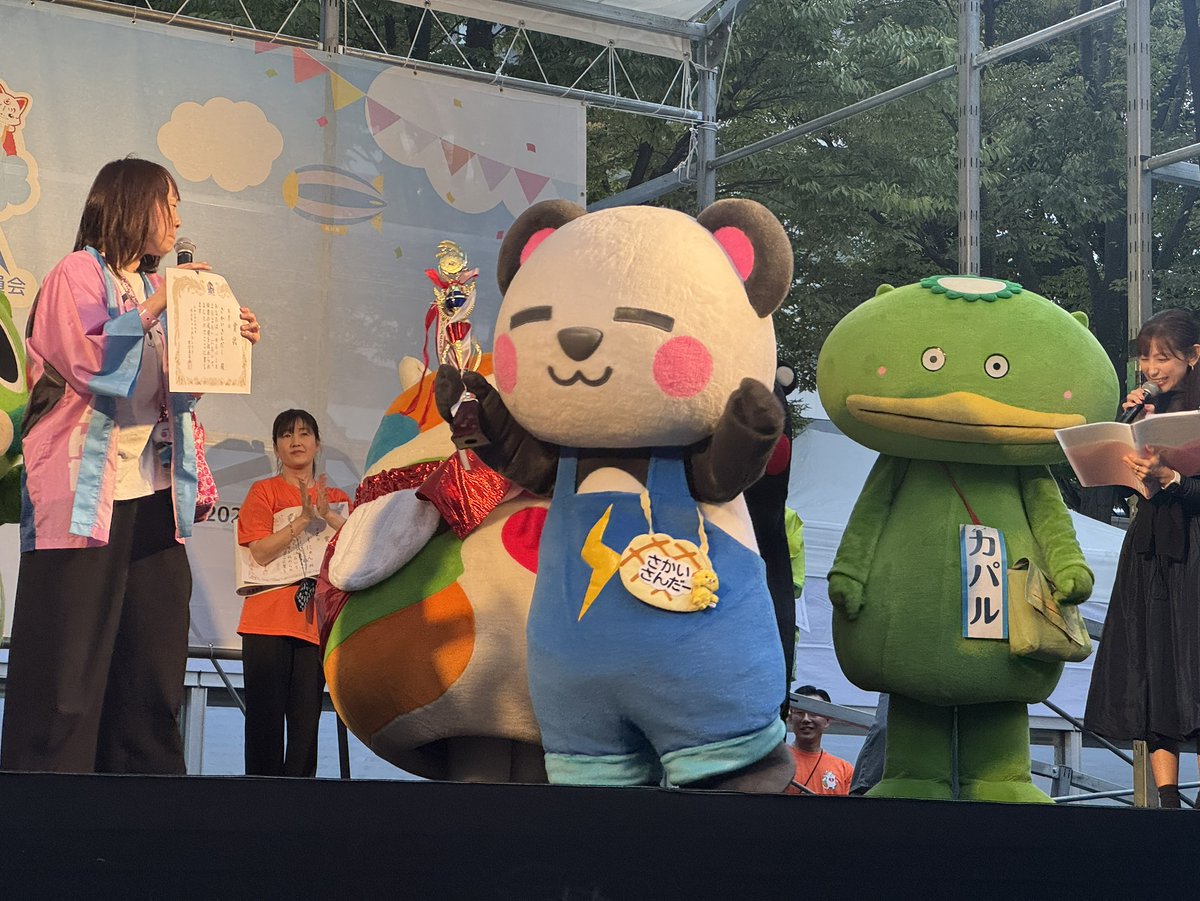 yuru_verse's tweet photo. ＼レジェンドたちも祝福🎊／

ゆるバース2026で優勝したさかいさんだーを、レジェンドたちも一緒にお祝い🏆✨

トロフィーを手に、みんなで記念撮影📸
仲間たちに囲まれた、うれしい優勝のひとコマです！

さかいさんだー(@Sakai_Thunder)、優勝おめでとう🎉
応援してくださったみなさん、ありがとうございました！

#ゆるキャラグランプリ #さかいさんだー