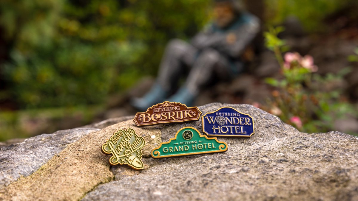 Efteling's tweet photo. Vandaag, zondag 4 oktober, verschijnt er een bijzondere pincollectie met voor elke verblijfsaccommodatie in de Wereld van de Efteling een eigen pin! 🏰🌳🏨🏡 

In het park vind je ze bij In den Ouden Marskramer voor € 7,50 per stuk. De pin van het Efteling Grand Hotel is verkrijgbaar bij Sens. Voeg jij jouw favoriete verblijfslocatie toe aan je verzameling? 📌✨