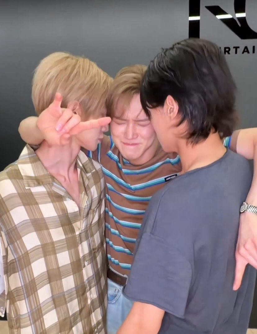 yeosfleur's tweet photo. woosang always happy as hell to have a man sandwiched between them https://t.co/SZwaeOqliL
