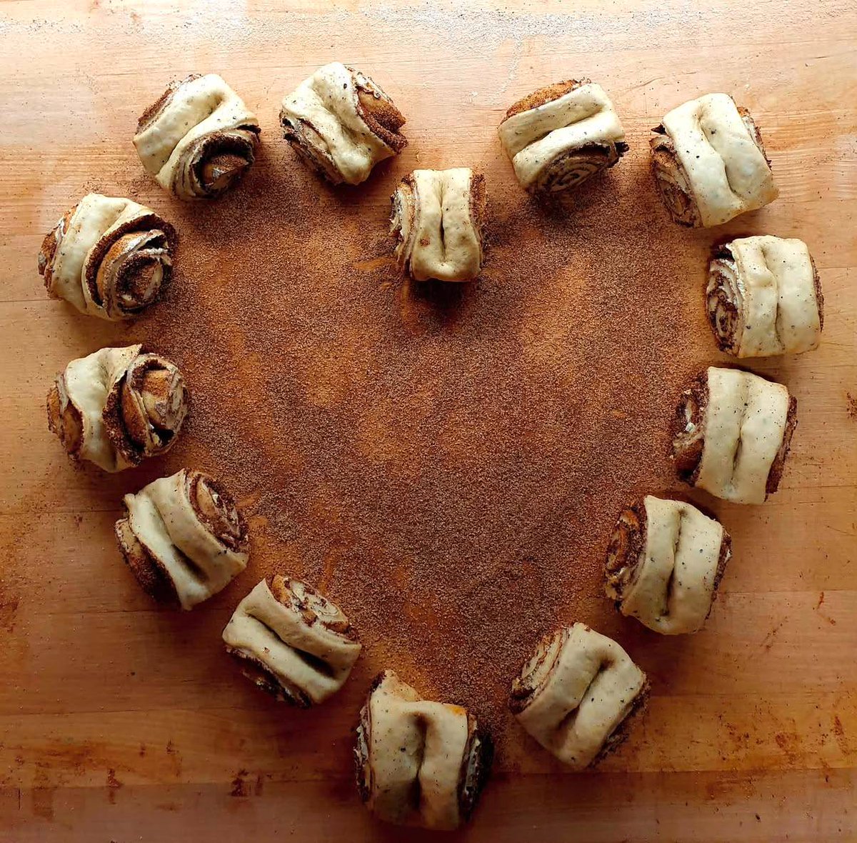 visitfinlandjp's tweet photo. 😋今日10月4日はシナモンロールの日。

みなさんはフィンランドのシナモンロール食べたことありますか？

📸 Kahvila Kariranta 
https://t.co/HOlMPYFxWi https://t.co/FMAbfEomuA
