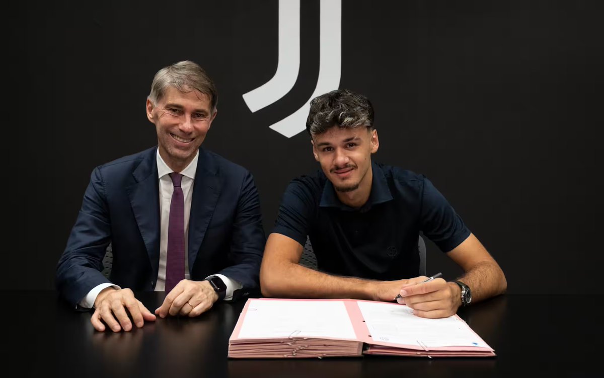 ZZiliani's tweet photo. Ricordate il Settlement Juventus-UEFA firmato il 30 giugno? È già carta straccia. Ai 66 milioni di perdita dell’ultimo bilancio fra un anno se ne aggiungeranno 100 con scasso totale delle regole
La norma-cardine del Fair Play Finanziario, quella che vieta di avere una perdita superiore ai 60 milioni in un triennio, è già stata platealmente disattesa da Madama a dispetto dell'impegno preso tre mesi fa: per lei le regole non esistono (ma essendo recidiva rischia grosso)

Tre mesi fa, era il 30 giugno, la Juventus che nel 2023-24 venne squalificata per un anno dall'Europa per gli imbrogli a bilancio smascherati dall’inchiesta Prisma dei magistrati di Torino, imbrogli portati avanti per anni, avendo continuato - una volta scontata la squalifica - nel suo modus operandi fuorilegge è stata costretta dall’UEFA a firmare un Settlement Agreement della durata di tre anni in cui il club bianconero, dopo aver pagato le multe del caso (6 milioni più 14 che già è certo dovrà corrispondere), si è impegnato a rientrare nelle regole del Fair Play Finanziario di cui si è sempre bellamente fregato.

Al primo posto dei paletti da rispettare, o se volete degli obiettivi da raggiungere, c’è il rispetto della norma cardine del FPF denominata Football Earnings Rule secondo la quale è fatto divieto a ogni club di accumulare una perdita a bilancio superiore ai 60 milioni nel triennio 2025-26, 2026-27 e 2027-28. La Juventus, reduce da rossi in bilancio per centinaia di milioni, ha dato assicurazione all’UEFA che ciò sarebbe accaduto. Poi è cominciato il mercato. E poi è cominciata la stagione europea.

Giorni fa il CdA della Juventus ha approvato il bilancio al 30 giugno 2026, il primo dei tre che passeranno al vaglio del Comitato Controllo Bilanci dell’UEFA; e a dispetto dei buoni proponimenti manifestati nei colloqui di fine giugno il suo bilancio, il primo del triennio attenzionato, si è chiuso con una perdita di 66 milioni già di per sè superiore alla perdita massima consentita in tre anni dall’UEFA che è, come detto, di 60 milioni.

Del tutto dimentica - ma sarebbe meglio dire disinteressata - rispetto all’impegno preso con Nyon, la Juventus ha condotto in estate un mercato tambureggiante che l’ha vista spendere 164,8 milioni, incassarne 26,6 con un saldo netto negativo di 138,2 milioni... 

P.S. L'articolo continua sul mio profilo “Palla Avvelenata” su Substack  https://t.co/l4gP5JEXPE     
Se sei stufo di leggere balle e ti va di avere un po’ di sana contro-informazione, valuta la possibilità di abbonarti: 6 euro l'abbonamento mensile, 60 quello annuale. "Palla Avvelenata" è un best seller di Substack e ha abbonati anche all'estero
