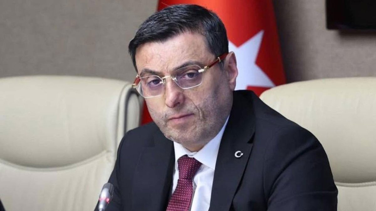 BirGun_Gazetesi's tweet photo. AKP'lilerin 'truva atı' ilan ettiği vekil Bayram'dan yeni açıklamalar:

🗨️Ben ‘bunlar ihanet şebekesi’ dedim. Toplumda infial var. Korkudan konuşamıyorlar. Millet mutsuz ve umutsuz. Bu olay fitil oldu. Paralar çok yüksek manyak paralar. Köprüleri satalım, hazineden verelim, niye verelim? Özel uçakla Hacca giden kim? Devlet arkamızda görüntüsü veren kim? Milletten özür dilesinler. Bırakın safsatayı

https://t.co/AlmMRaSpzo