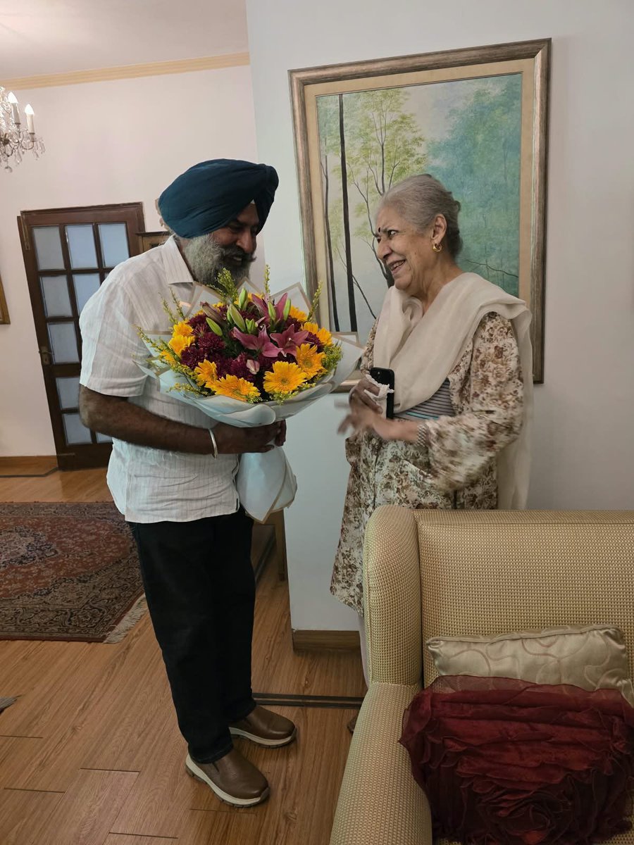 INCPunjab's tweet photo. Punjab Congress President S. Pargat Singh Ji met senior Congress leader Smt. Ambika Soni Ji at her residence in Delhi to seek her blessings and guidance.

A new responsibility, with a commitment to serve Punjab and its people.

@PargatSOfficial 
#PunjabCongress https://t.co/k3zNAWIpa4