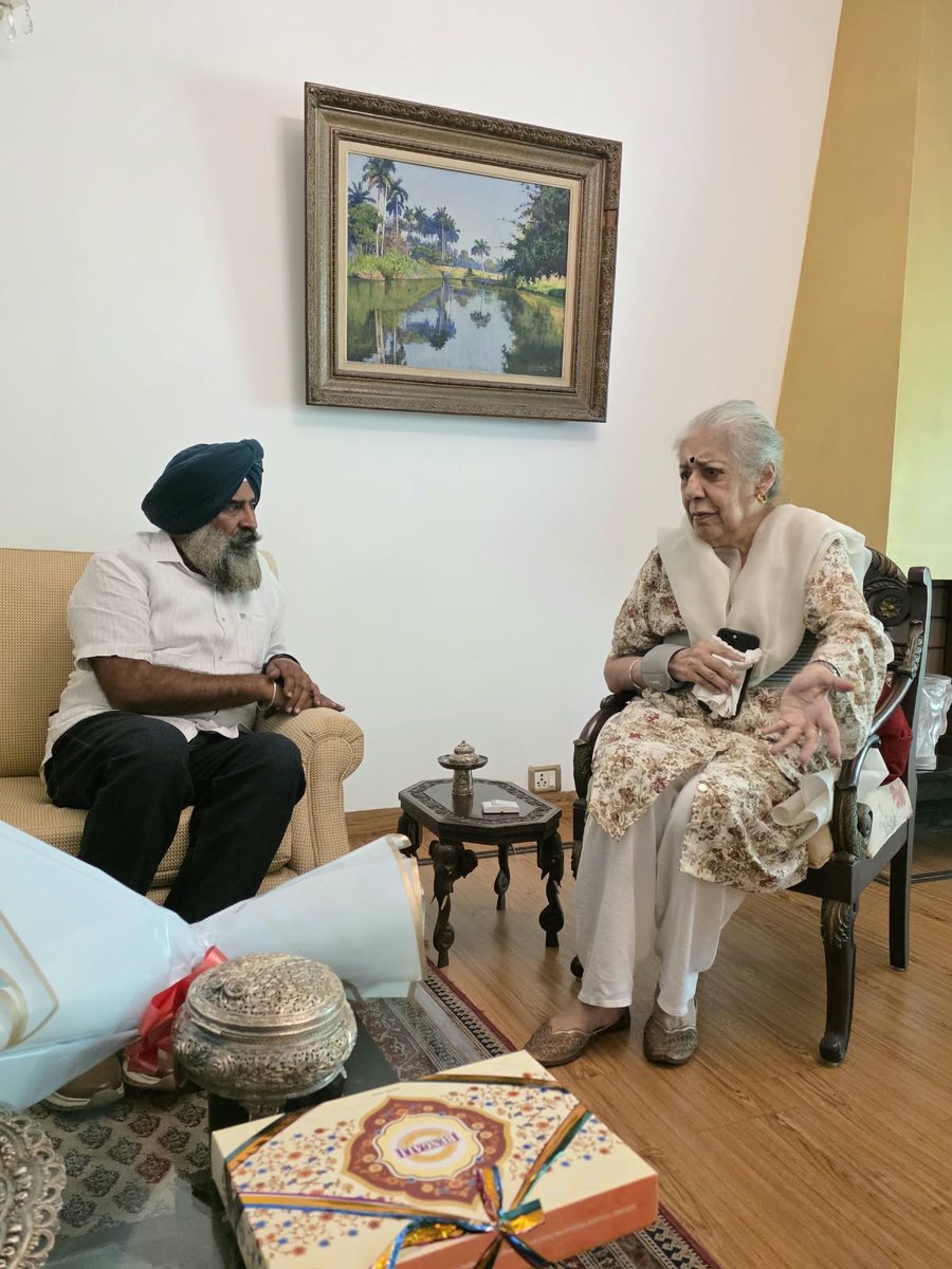 INCPunjab's tweet photo. Punjab Congress President S. Pargat Singh Ji met senior Congress leader Smt. Ambika Soni Ji at her residence in Delhi to seek her blessings and guidance.

A new responsibility, with a commitment to serve Punjab and its people.

@PargatSOfficial 
#PunjabCongress https://t.co/k3zNAWIpa4