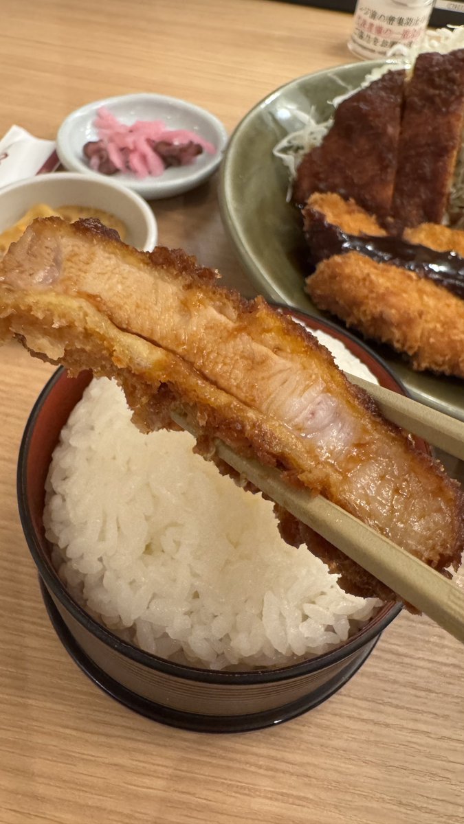 Seiji_MCA's tweet photo. 祝勝会 (仮)は矢場とんわらじとんかつご飯大
味噌味きついかなと思ったけど結構あっさりめで美味し https://t.co/4XdbCm2ptV