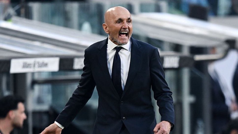 Italian_SeriaA's tweet photo. 🚨🗣️ حوار مدرب يوفنتوس لوتشيانو سباليتي مع 
@tuttosport |

▫️ في روما دربت قاعدة جماهيرية، في نابولي دربت مدينة، في الانتر تقليد، في يوفنتوس عقلية: إنه تاريخ كرة القدم. يوفنتوس مرادف لتميز كرة القدم. 

▫️ كونك مدرب ليوفنتوس شيء غير عادي. هنا في تورينو، أشعر بالحرية والسعادة

▫️ في هذه اللحظة في يوفنتوس ، هناك تغيير جار: الآن نحن بحاجة إلى الوقت والنضج. لم تكن البداية سعيدة جداً، لكننا على الطريق الصحيح. أرى الأشياء الصحيحة لاستعادة هذا المستوى من اللعب الذي رأيته لفترة طويلة في العام الماضي

▫️ ألهمني فيالي. كلاعب، كان يطرقني في التعاملات، ولكن بعد ذلك كان يدعدني ويبتسم. لقد جلب القوة والابتسامة والاحترام إلى الملعب. كان يأخذك إلى أسفل مثل المصارع ويرفعك مثل الأخ: لقد فهمت على الفور من هو حقاً. 

▫️ أي شخص هاجمني بلا هوادة في الماضي قد أهدر وقته. لطالما كنت أنقد نفسي. نحن جميعاً بحاجة إلى بناء قدرتنا على الاحتقار: لقد تعلمت التعامل معها. لقد ضربت رأسي بالمكتب، لقد اقتبست من دجاجات سيوني. فقط قبول الازدراء، مع العلم أنه لا يمكنك إرضاء الجميع، يجعلك حراً في أن تكون نفسك.

▫️ يجب على المدرب أن يخلق الخفة، ولكن ما يهم هو اللاعبون الذين يجب وضعهم معا وجعلهم يفكرون بنفس الطريقة. ليس عليك أن تصنع مبلغاً فظاً من الأفراد، ولكن للحصول على شيء إضافي من كل واحد منهم. الموهبة مجانية وحمضية. ومع ذلك، لا تولد الخفة إلا إذا كنت قد عملت، وتصبح اللحظات السعيدة غير المعترف بها ندماً. 

▫️ هل كرة القدم بسيطة؟ فقط المعرفة العميقة بكرة القدم تجعل الأمور بسيطة.