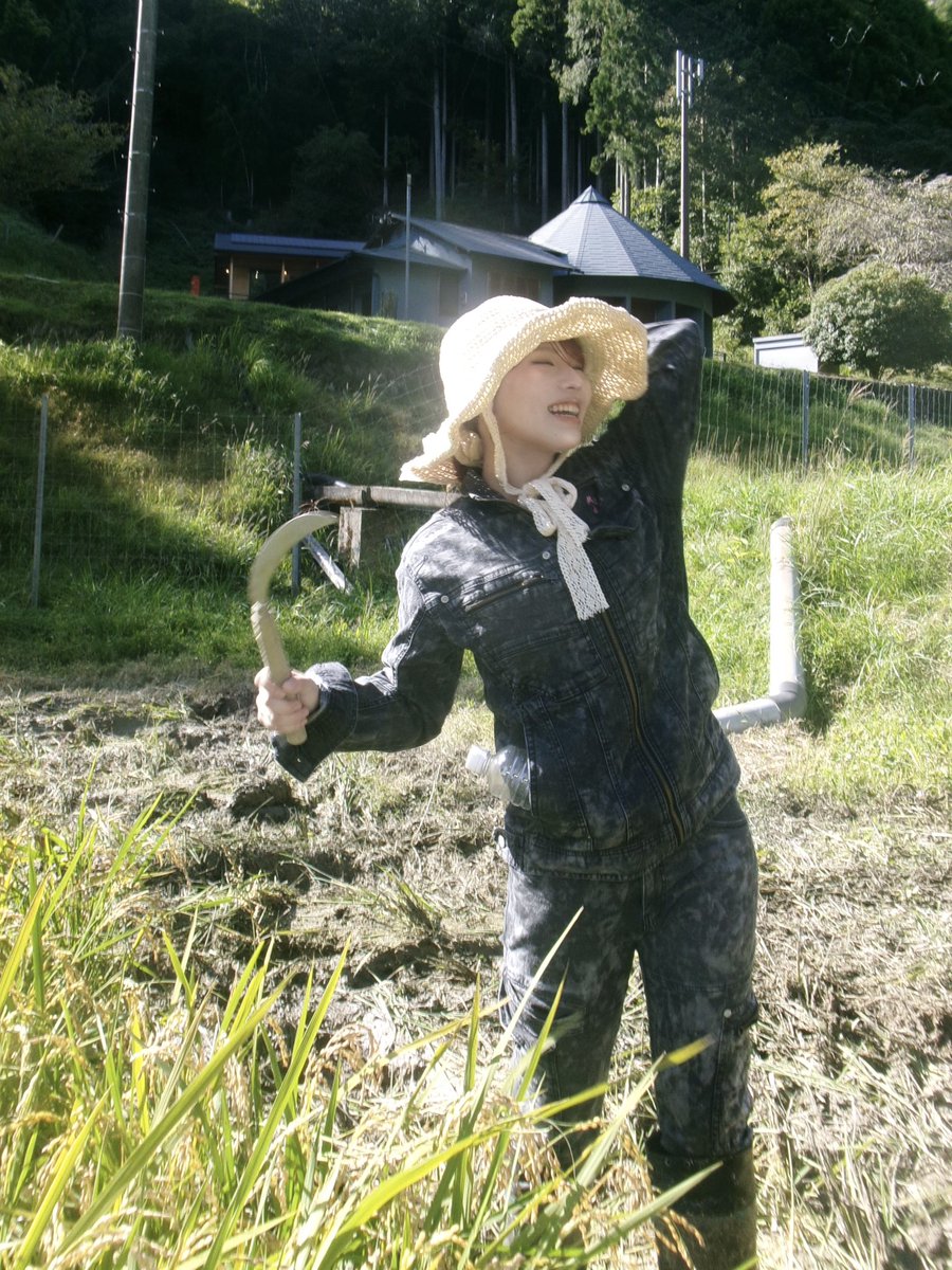 himechi_bbluv's tweet photo. 稲刈りしましたーーー！！！

世界を目指して音楽をしながら、
京都でお米も育ててます。

19歳、自給自足バンドです！！

来年は自分たちで作ったお米と炊飯器を持って、ツアーを周りたい！！！

私たちらしく、いろんなことに挑戦しながら
もっともっと大きくなります！

丸竹夷、以後お見知りおきを https://t.co/ZvHlNxmvL9
