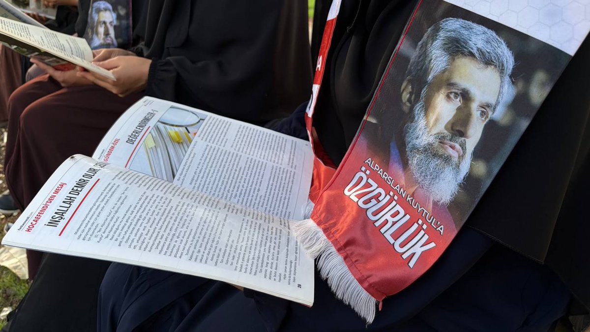 Gantepfurkan2's tweet photo. 📚 Tevhid, Adalet, Hürriyet ve Medeniyet İçin!

Özgürlüğünden mahrum bırakılan hocamız ve kardeşlerimiz için aynı saatte kitabımızı açıyoruz.

📚Onların yanında olduğumuzu göstermek, yaşanan mağduriyetlere dikkat çekmek ve adalet talebimizi duyurmak için hep birlikte okuyoruz!

Bu zulüm bitene dek mücadele sürecek!

#HocamlaOkuyorum