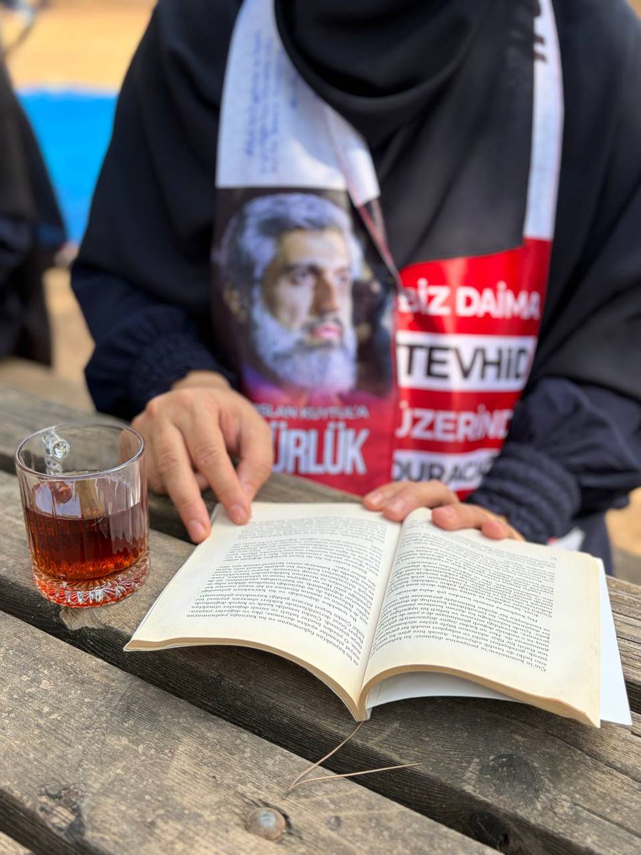 Gantepfurkan2's tweet photo. 📚 Tevhid, Adalet, Hürriyet ve Medeniyet İçin!

Özgürlüğünden mahrum bırakılan hocamız ve kardeşlerimiz için aynı saatte kitabımızı açıyoruz.

📚Onların yanında olduğumuzu göstermek, yaşanan mağduriyetlere dikkat çekmek ve adalet talebimizi duyurmak için hep birlikte okuyoruz!

Bu zulüm bitene dek mücadele sürecek!

#HocamlaOkuyorum