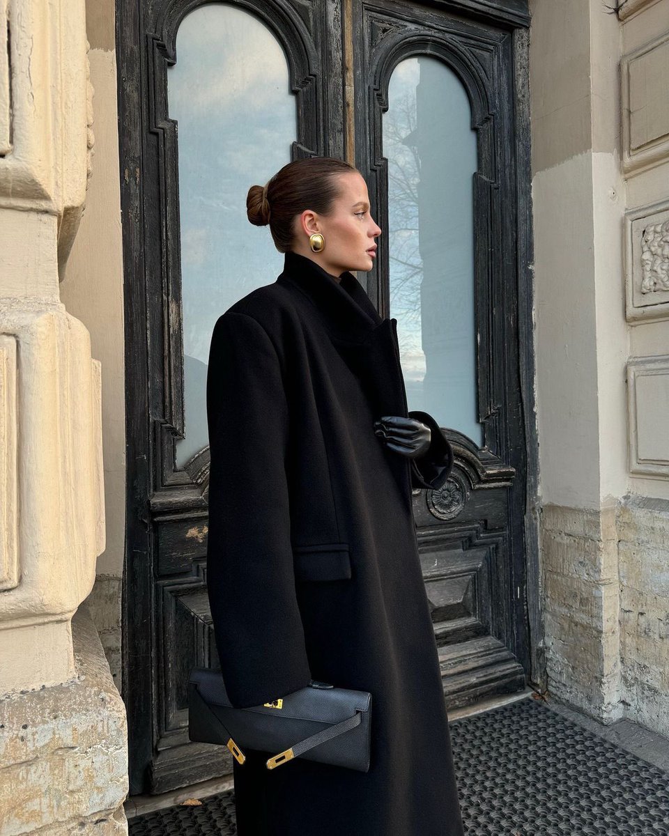 Diorgirlx's tweet photo. black outfits https://t.co/lvnwyjEFkg