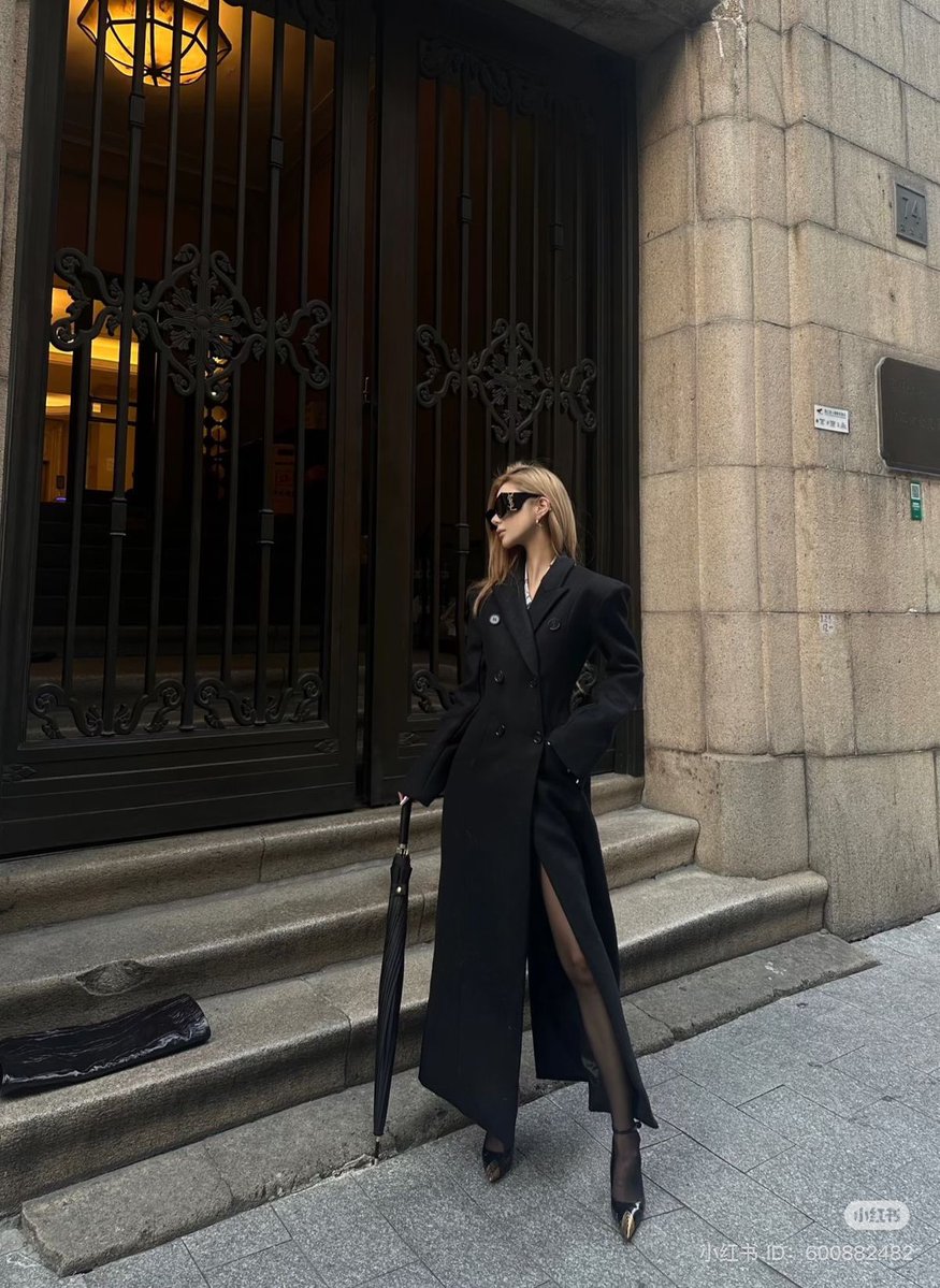Diorgirlx's tweet photo. black outfits https://t.co/lvnwyjEFkg