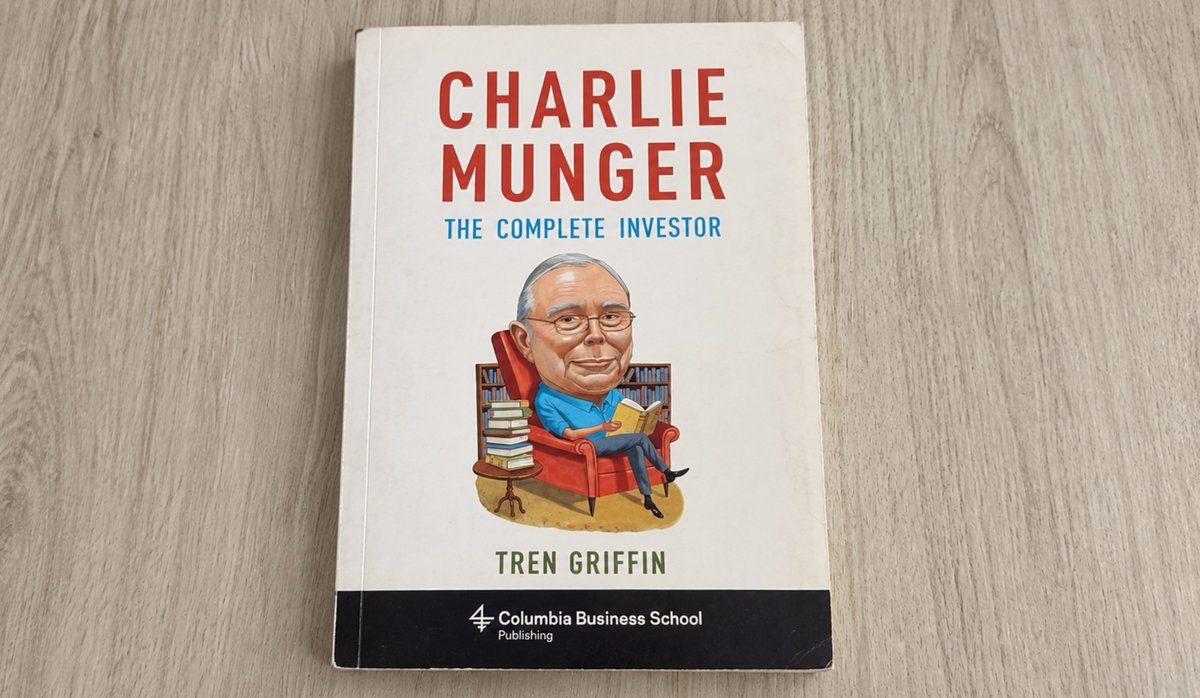 MulargiuLuca's tweet photo. 📚 LA BIBLIOTECA DELL’INVESTITORE

CHARLIE MUNGER – THE COMPLETE INVESTOR
di Tren Griffin
Non credo che Charlie Munger abbia bisogno di molte presentazioni.

È una delle persone che più ha influenzato il mio modo di ragionare, e non soltanto quando si parla di investimenti.

Mi ha sempre colpito il suo modo estremamente diretto di dire le cose, a volte persino tagliente, e soprattutto la capacità di prendere problemi apparentemente molto complessi e ridurli a pochi concetti semplici.

Munger non cercava di sembrare intelligente complicando le cose. Faceva esattamente il contrario: cercava di capire quali fossero le poche variabili realmente importanti ed eliminare tutto il resto.

Charlie Munger: The Complete Investor, scritto da Tren Griffin, prova a raccogliere e organizzare il suo pensiero trasformandolo in una sorta di manuale per l’investitore.

Non è una semplice biografia. Il libro cerca soprattutto di spiegare come ragionava Munger.

Una parte centrale riguarda naturalmente il value investing e il passaggio che Munger e Warren Buffett fecero rispetto all’approccio più classico di Benjamin Graham: non cercare soltanto aziende statisticamente economiche, ma grandi aziende, con vantaggi competitivi duraturi, capacità di generare cassa e possibilità di reinvestire capitale per molti anni.

Comprare un’attività eccellente a un prezzo ragionevole può essere molto più interessante che comprare qualcosa semplicemente perché sembra economico.

Ma il libro parla anche di margine di sicurezza, circolo di competenza, pazienza, disciplina e capacità di aspettare.

Munger pensava che investire bene significasse soprattutto evitare grandi errori. Non bisogna essere brillanti ogni giorno, bisogna evitare decisioni stupide capaci di compromettere anni di buone decisioni.

Trovo particolarmente interessante anche la parte dedicata alla psicologia. Per Munger capire un bilancio non bastava. Bisognava capire le persone, gli incentivi, la natura umana, la probabilità, l’economia, la storia e molte altre discipline.

Da qui nasce l’idea della rete di modelli mentali: prendere concetti provenienti da discipline differenti e utilizzarli insieme per interpretare meglio la realtà.

Munger non cercava soltanto di diventare un investitore migliore. Cercava continuamente di diventare una persona capace di pensare meglio.

E per farlo attribuiva un’importanza enorme alla lettura.

La sua idea era semplice: andare a dormire ogni sera un po’ più intelligenti di quando ci siamo svegliati.

Un libro, un concetto, un errore analizzato, un punto di vista differente. Giorno dopo giorno, anno dopo anno.

La conoscenza, proprio come il capitale, può beneficiare dell’interesse composto.

Ed è anche grazie a questo modo di vedere le cose che negli anni sono diventato un lettore sempre più vorace.

Più leggo e più mi accorgo di quante cose non conosco.

Forse è proprio questo uno degli insegnamenti più belli lasciati da Munger: non smettere mai di imparare e provare ogni giorno a ragionare un po’ meglio del giorno precedente.

Perché migliorare come investitori passa inevitabilmente dal migliorare il nostro modo di pensare.

Buona giornata a tutti
@LucaMulargiu

Profilo eToro:
https://t.co/jBqi1oq1hD
Se volete provare o iscrivervi a eToro usando il mio link invito:
https://t.co/CGzJl7782h