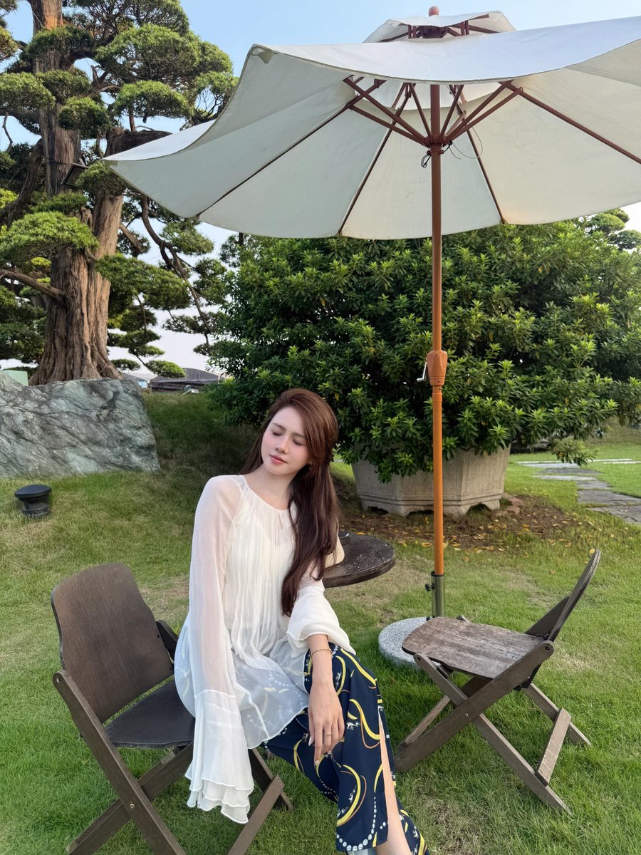 RuthBaker7ogk's tweet photo. 95后｜已婚｜老师 🎀  
这里是一个不太敢在朋友圈发牢骚的小树洞。 
工作有点累，生活偶尔烦，偶尔也想找个地方说说话。
此生固短，仿佛一场梦，所以，开心一点，松弛一点，凡事不要太上心。
希望在这里认识一些有趣、真诚、同频的人。 
#老师 #反差 #新人 https://t.co/ogXekzMAvB